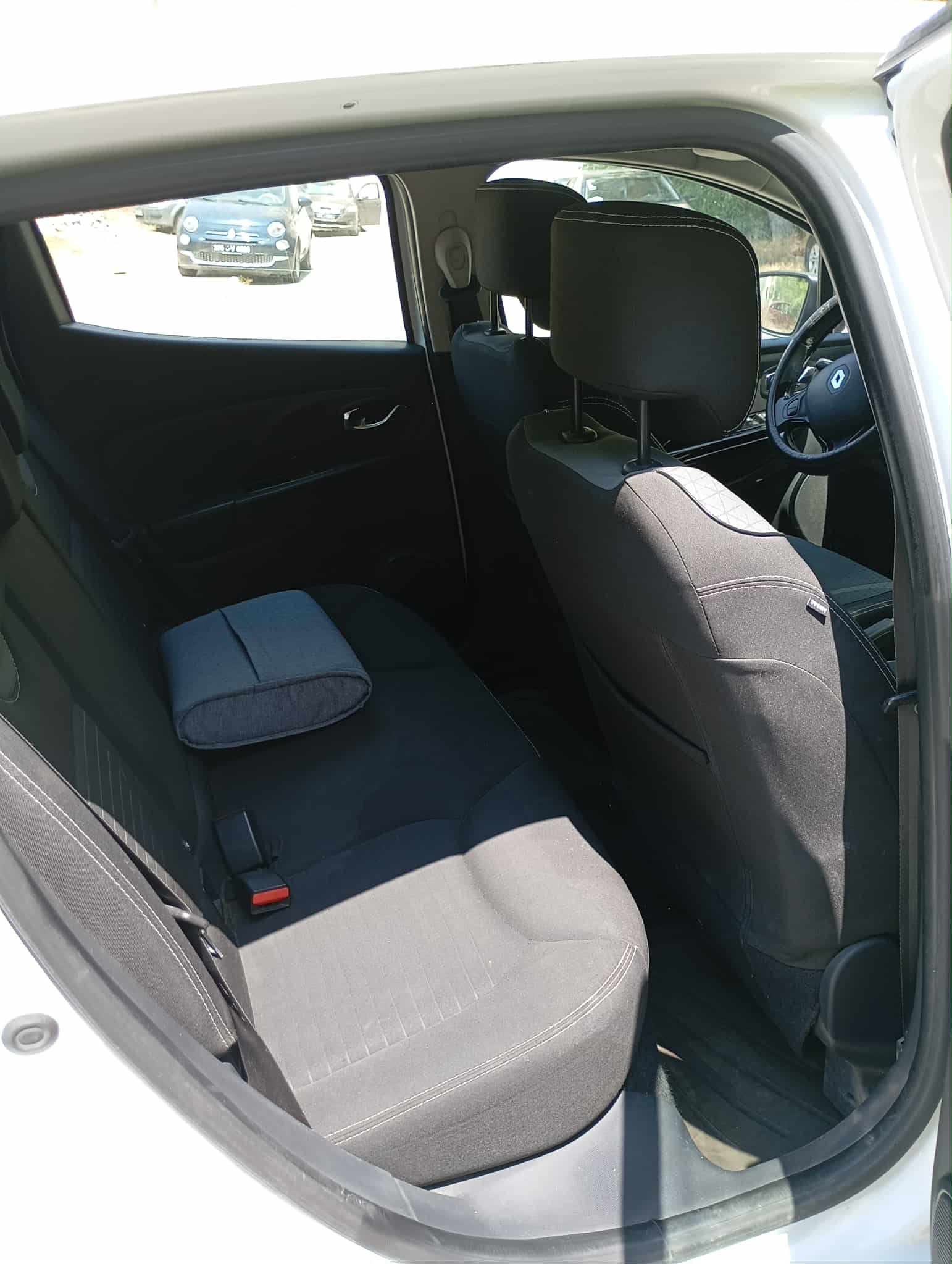 Ariana Ville&nbsp;El Menzah 6&nbsp;Renault&nbsp;Clio&nbsp;Clio 4 de couleur blanche en tr�s bon etat