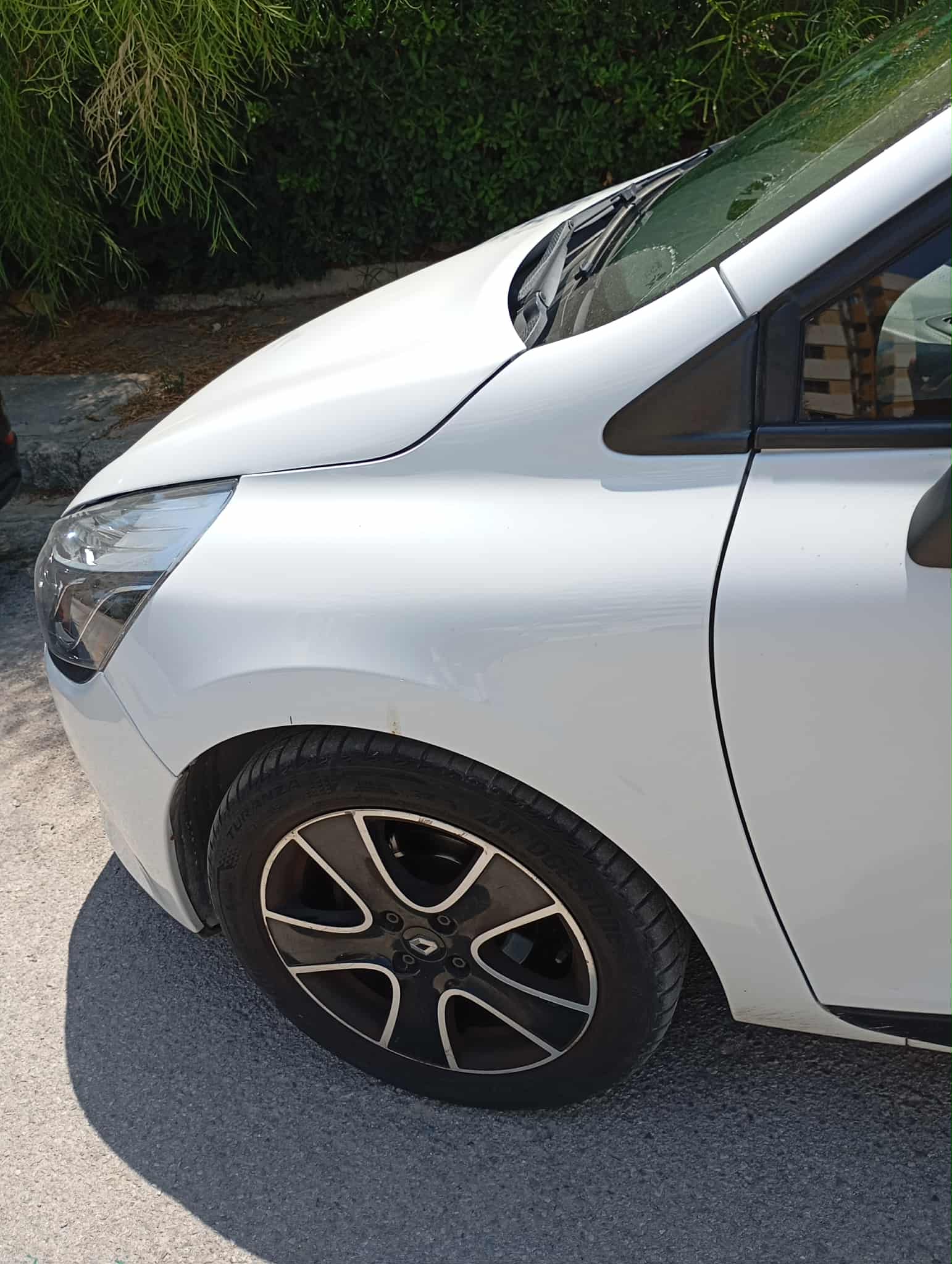 Ariana Ville&nbsp;El Menzah 6&nbsp;Renault&nbsp;Clio&nbsp;Clio 4 de couleur blanche en tr�s bon etat