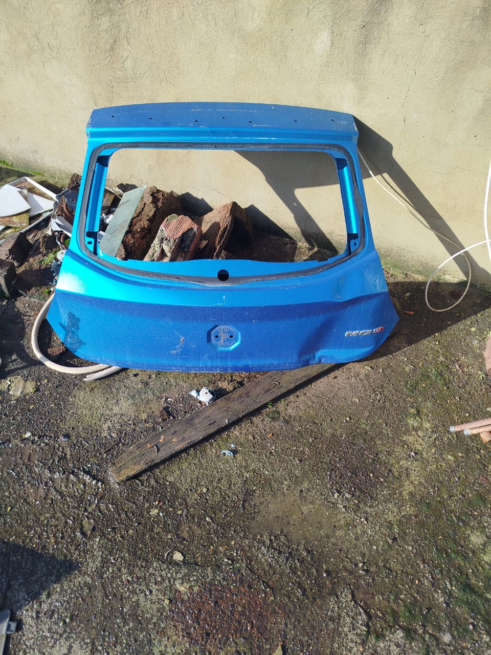 Megrine&nbsp;Megrine&nbsp;Autre&nbsp;Autre&nbsp;Parachoque oroginal et mal arri�re oroginal