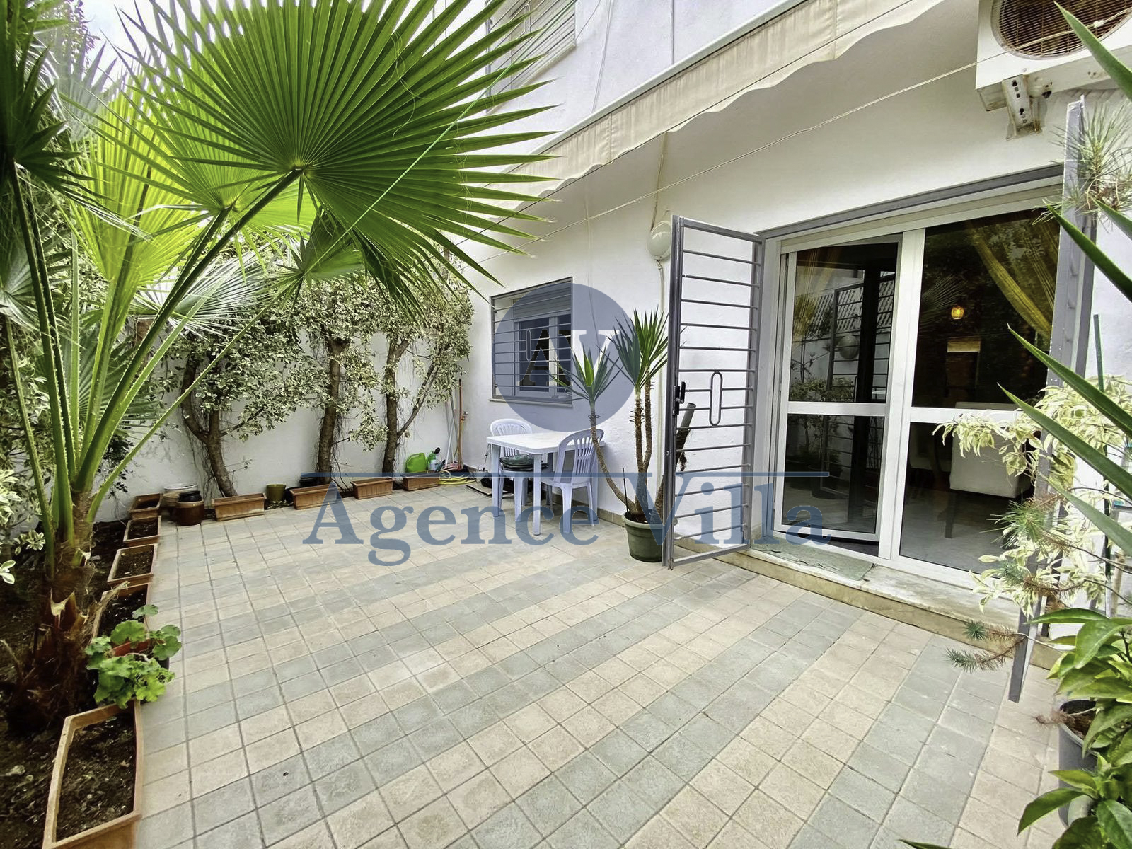 La Marsa&nbsp;Cite Du Stade&nbsp;Location&nbsp;Appart. 4 pi�ces&nbsp;Duplex s3 meubl� a cite stade la marsa