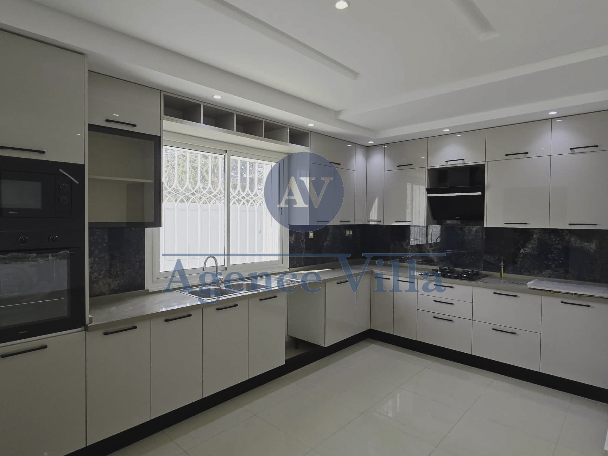 La Soukra&nbsp;La Soukra&nbsp;Location&nbsp;Appart. 5 pi�ces+&nbsp;Une villa s5 avec piscine � la soukra