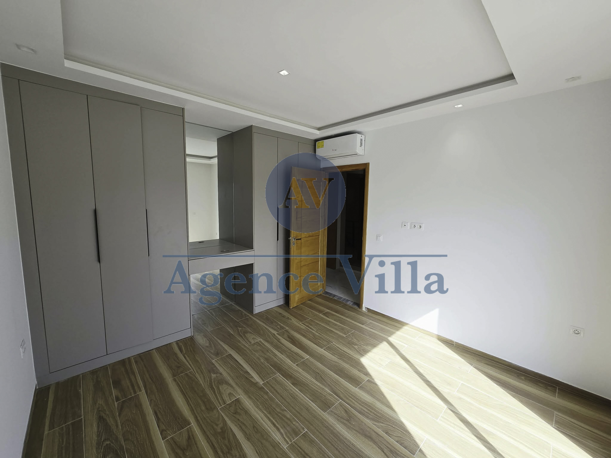 La Soukra&nbsp;Chotrana 3&nbsp;Location&nbsp;Appart. 5 pi�ces+&nbsp;Villa s4 � la soukra