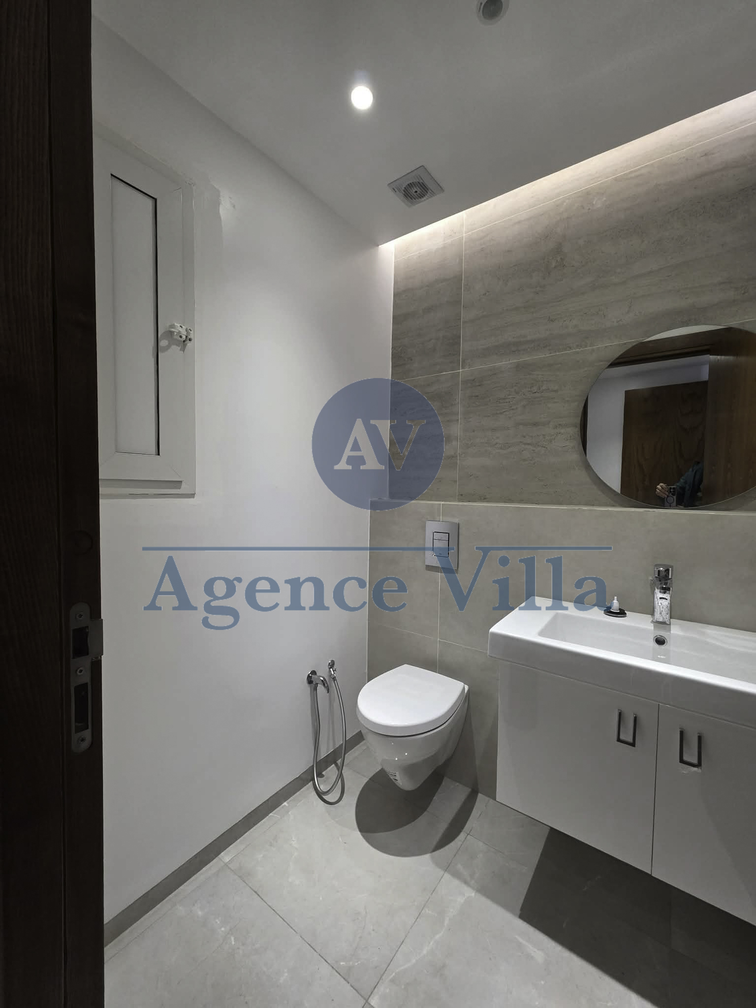 La Marsa&nbsp;Berge Du Lac&nbsp;Location&nbsp;Appart. 5 pi�ces+&nbsp;Bureau neuf 275m lac 1