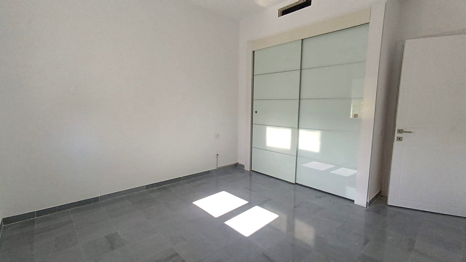 La Marsa&nbsp;Berge Du Lac&nbsp;Location&nbsp;Appart. 1 pi�ce&nbsp;Un s3 avec jardin aux berges du lac 2