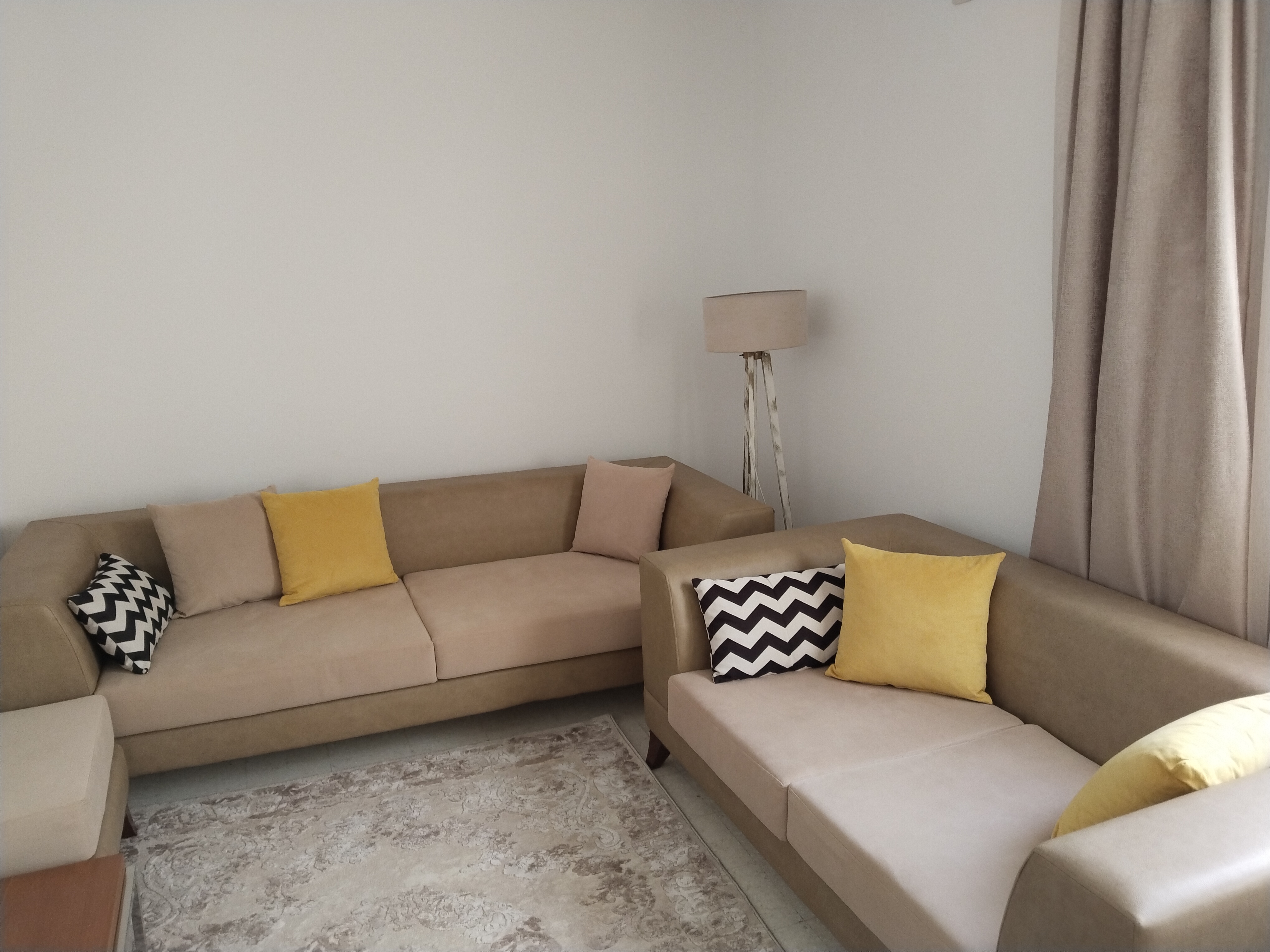 Raoued&nbsp;Cite El Ghazala 1&nbsp;Salon - Salle � manger &nbsp;Salons&nbsp;Salon en deux canap�s et un pouf