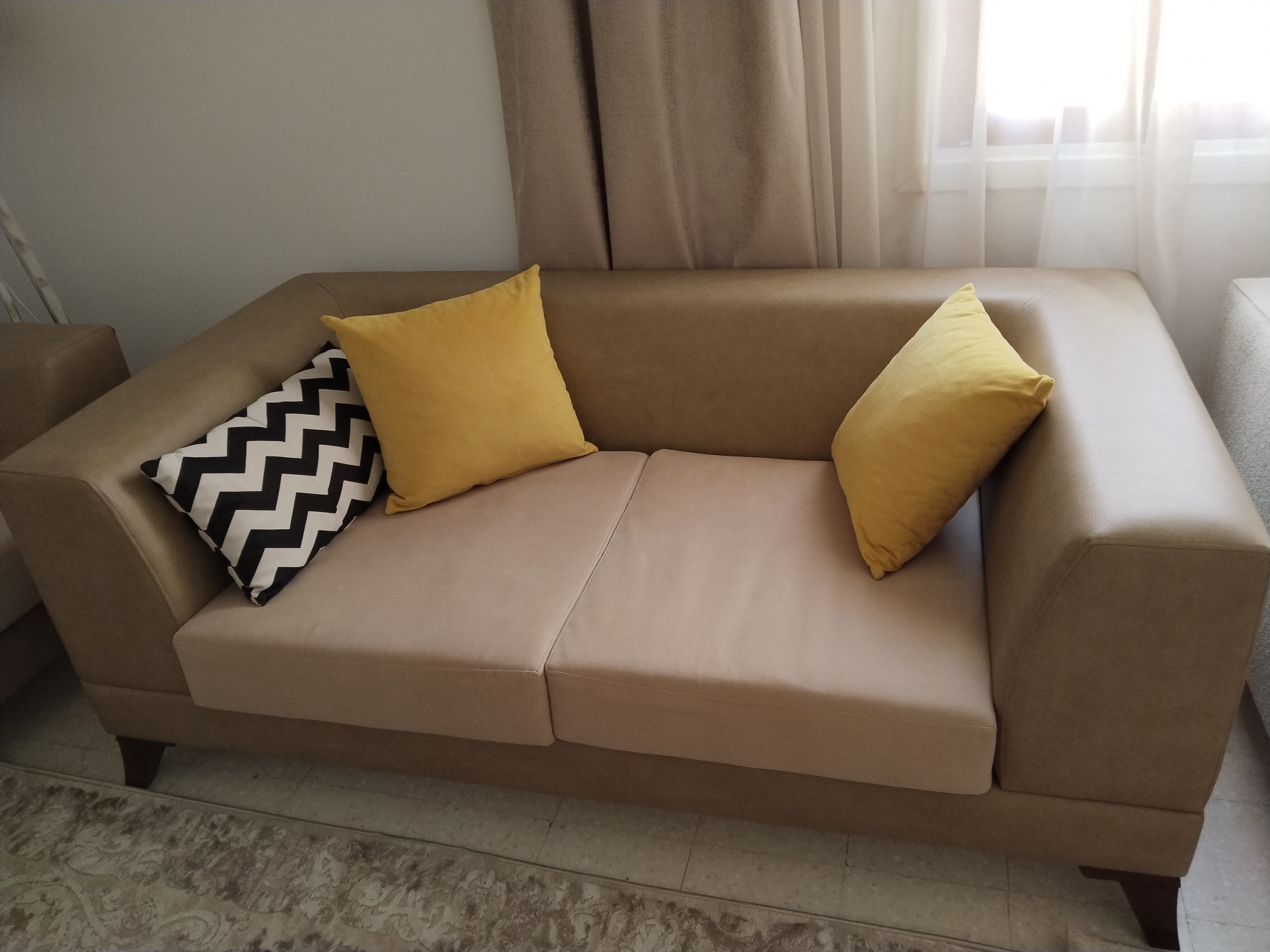 Raoued&nbsp;Cite El Ghazala 1&nbsp;Salon - Salle � manger &nbsp;Salons&nbsp;Salon en deux canap�s et un pouf