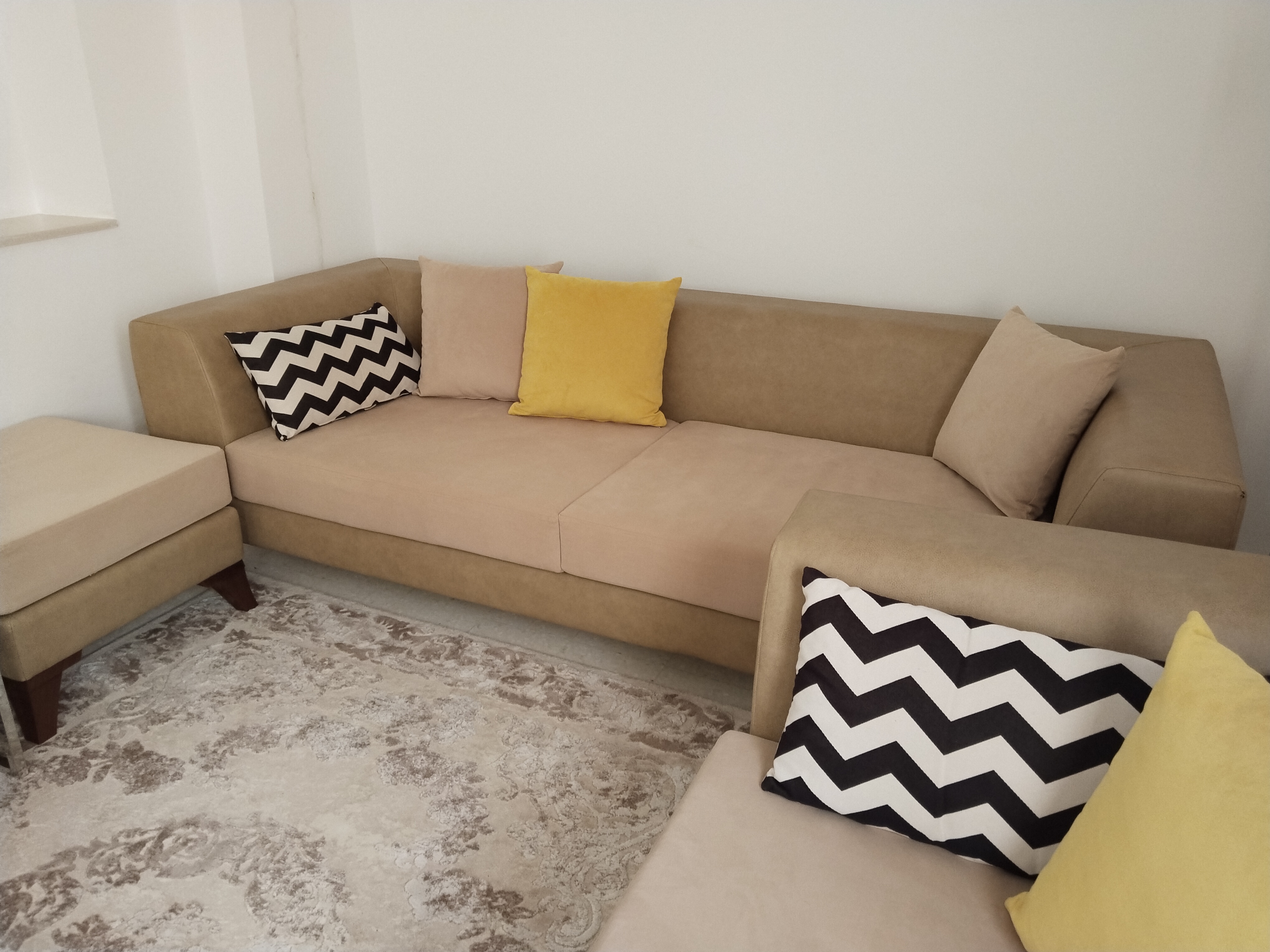 Raoued&nbsp;Cite El Ghazala 1&nbsp;Salon - Salle � manger &nbsp;Salons&nbsp;Salon en deux canap�s et un pouf