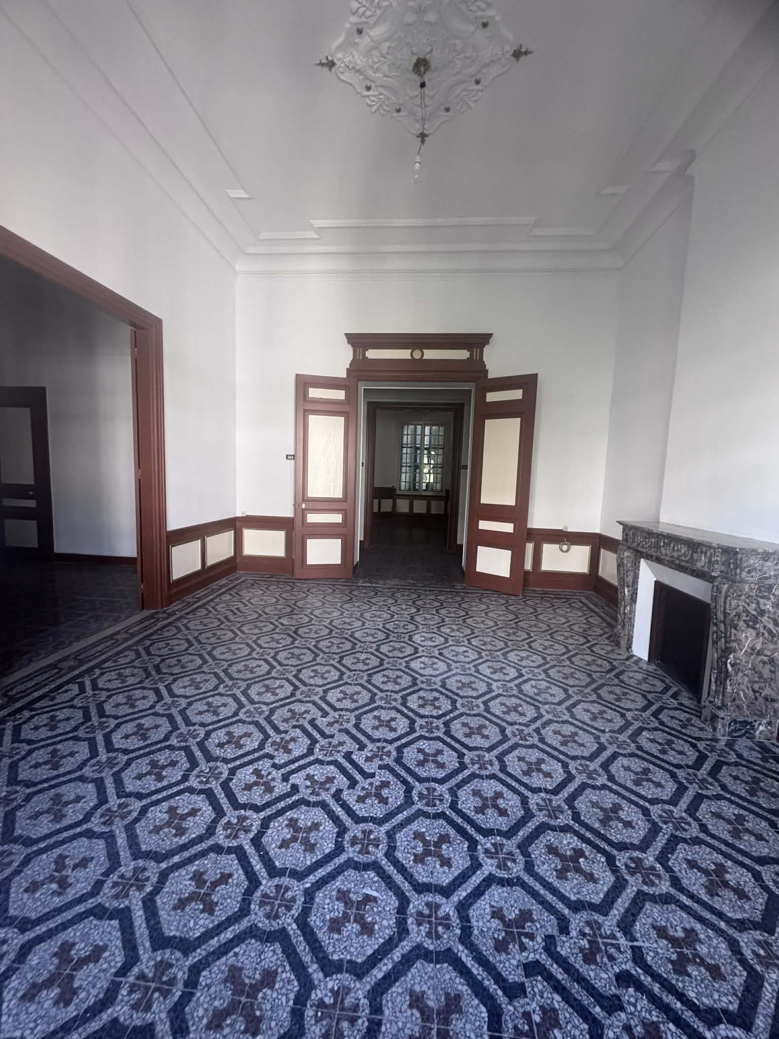 Bab Bhar&nbsp;Bab Bhar&nbsp;Vente&nbsp;Appart. 5 pi�ces+&nbsp;Un grand appartement au plein centre ville