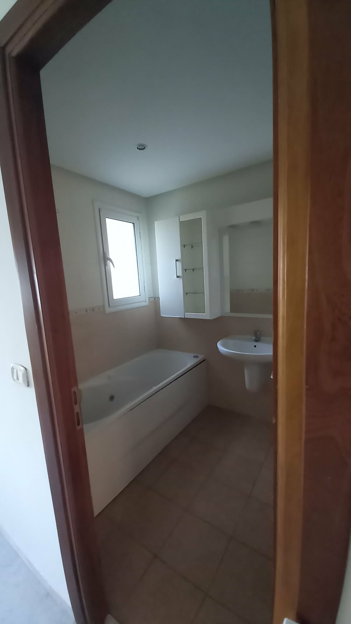 Cite El Khadra&nbsp;Zone urbaine nord&nbsp;Location&nbsp;Appart. 4 pi�ces&nbsp;Av s3 hs centre urbain