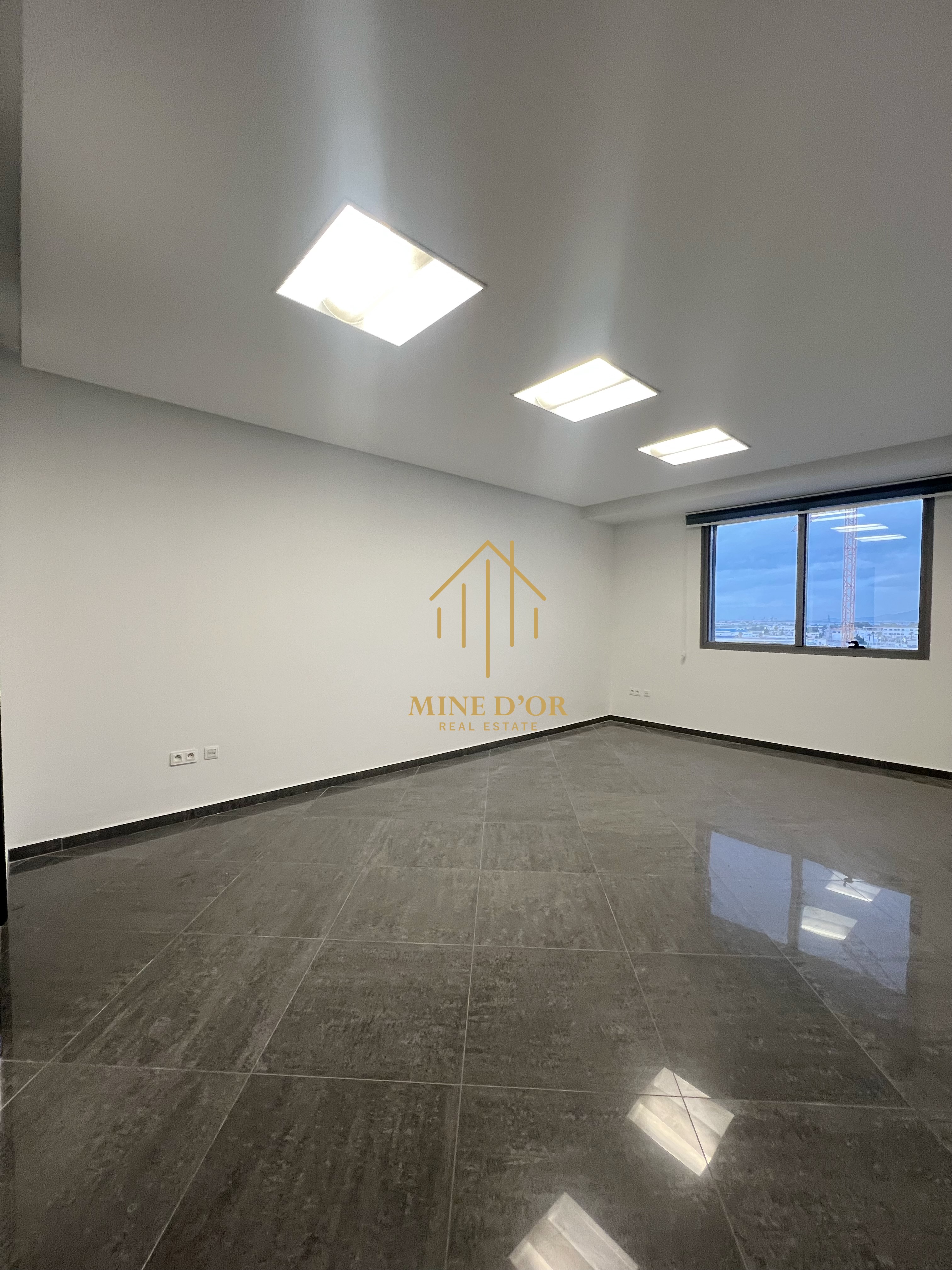 Cite El Khadra&nbsp;Zone urbaine nord&nbsp;Bureaux & Commerces&nbsp;Bureau&nbsp;Bureau en 4 espaces au centre urbain nord