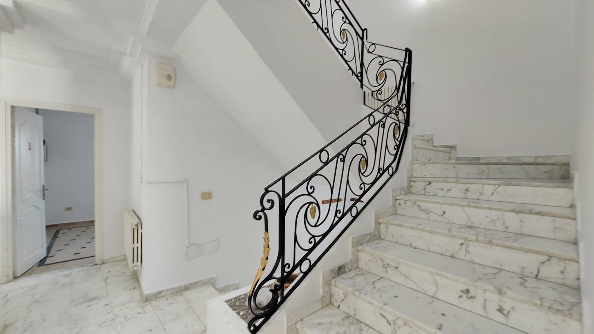 La Marsa&nbsp;Berge Du Lac&nbsp;Location&nbsp;Appart. 4 pi�ces&nbsp;Triplex s4 � usage bureautique au lac 1