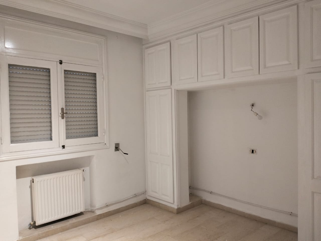 El Kram&nbsp;Le Kram Est&nbsp;Location&nbsp;Appart. 3 pi�ces&nbsp;Appartement 1ier niveau d'un immeuble au kram