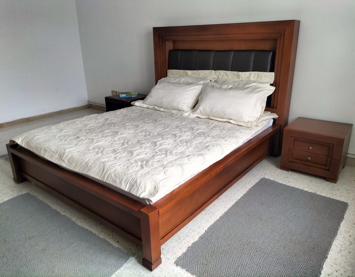 Ariana Ville&nbsp;Cite Ennasr 2&nbsp;Chambres � coucher&nbsp;Chambres � coucher&nbsp;Lit double 2tables de nuit 1commode bon prix