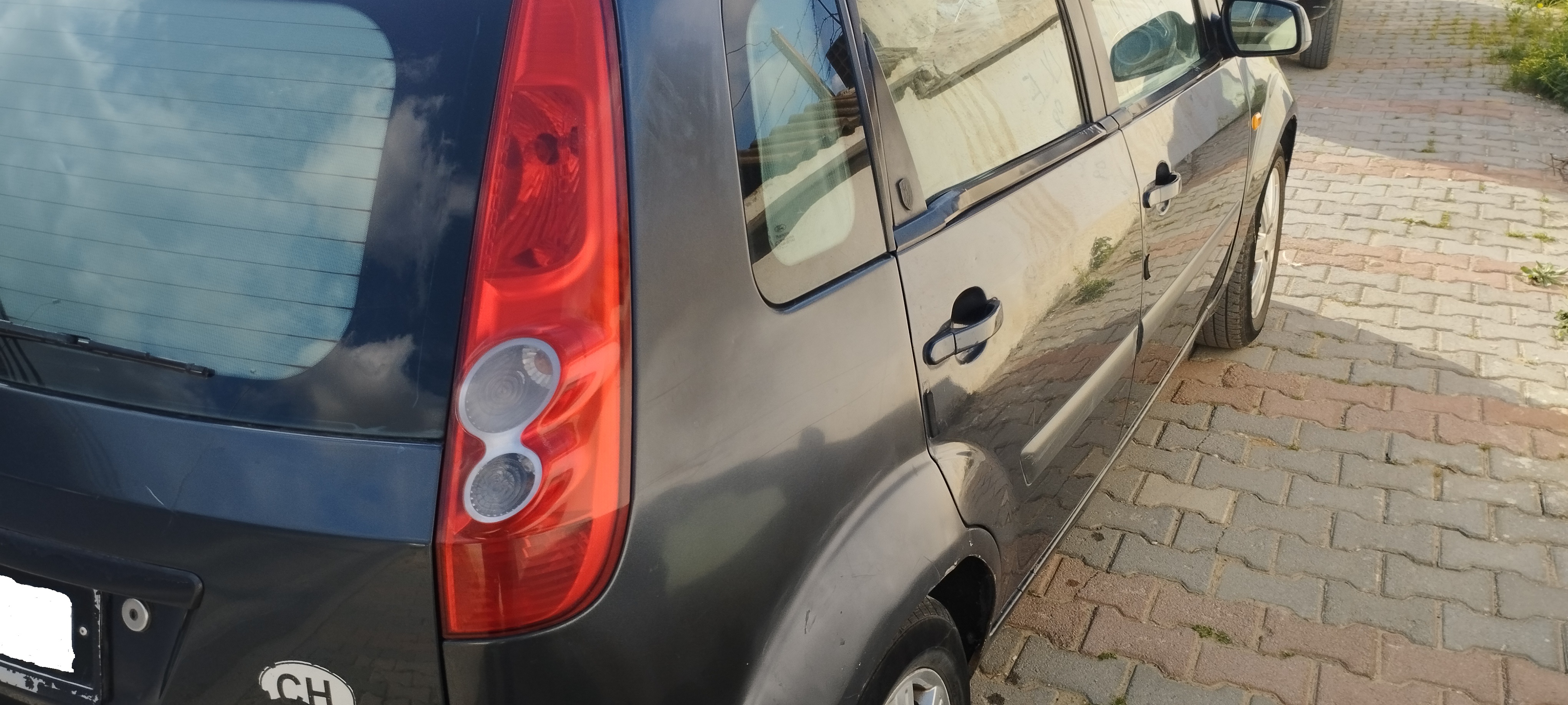 Ezzahra&nbsp;Ezzahra&nbsp;Ford&nbsp;Fiesta&nbsp;Ford fiesta ghia mod�l 2006