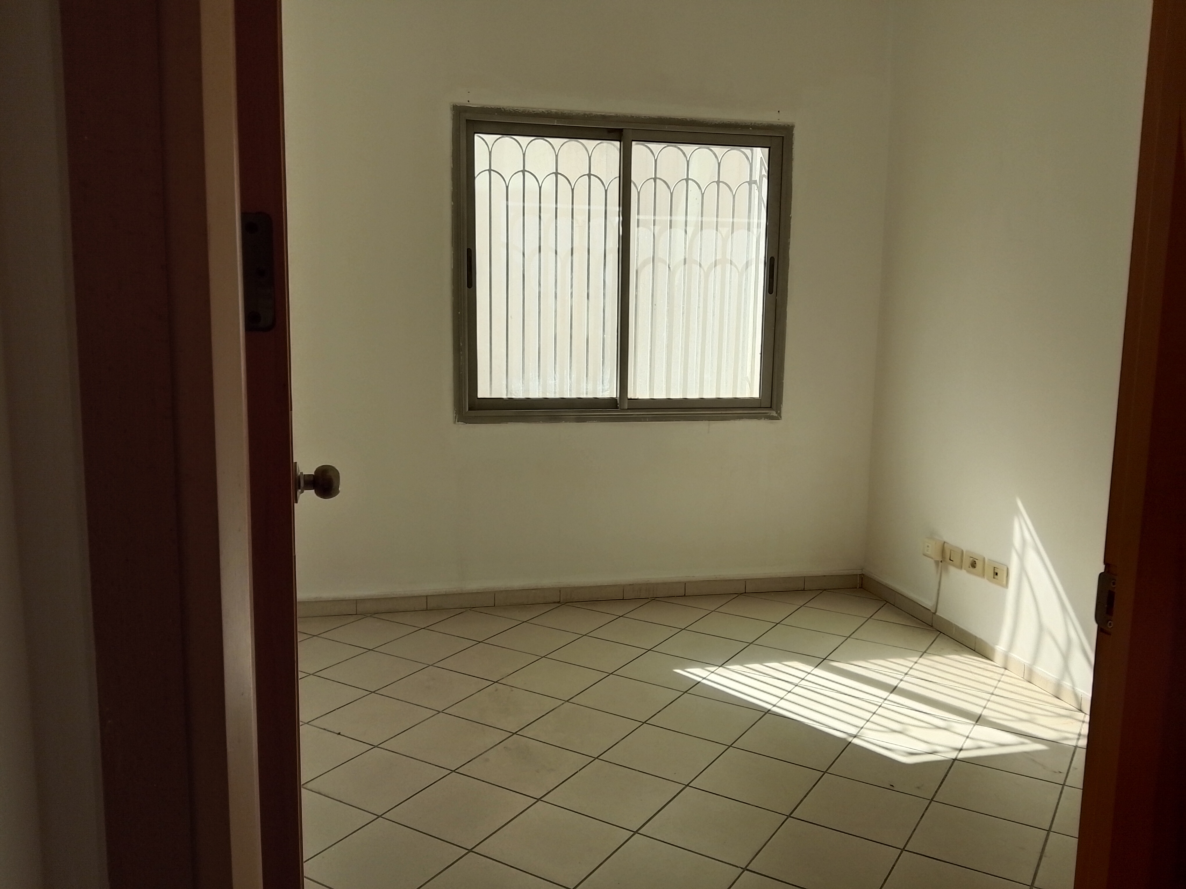 El Menzah&nbsp;Tunis Belvedere&nbsp;Bureaux & Commerces&nbsp;Bureau&nbsp;Bureau moderne hall deux pi�ces au rdc