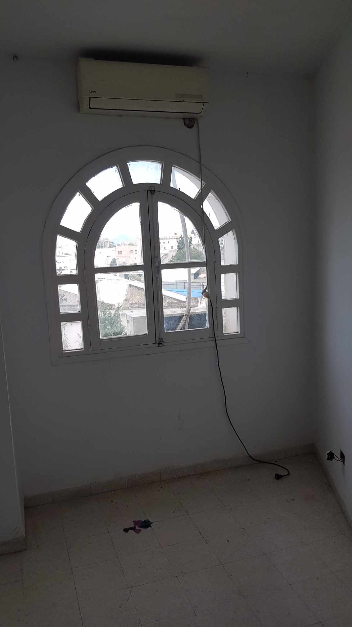 Ariana Ville&nbsp;Ariana&nbsp;Location&nbsp;Appart. 1 pi�ce&nbsp;A partager un local bureau ariana