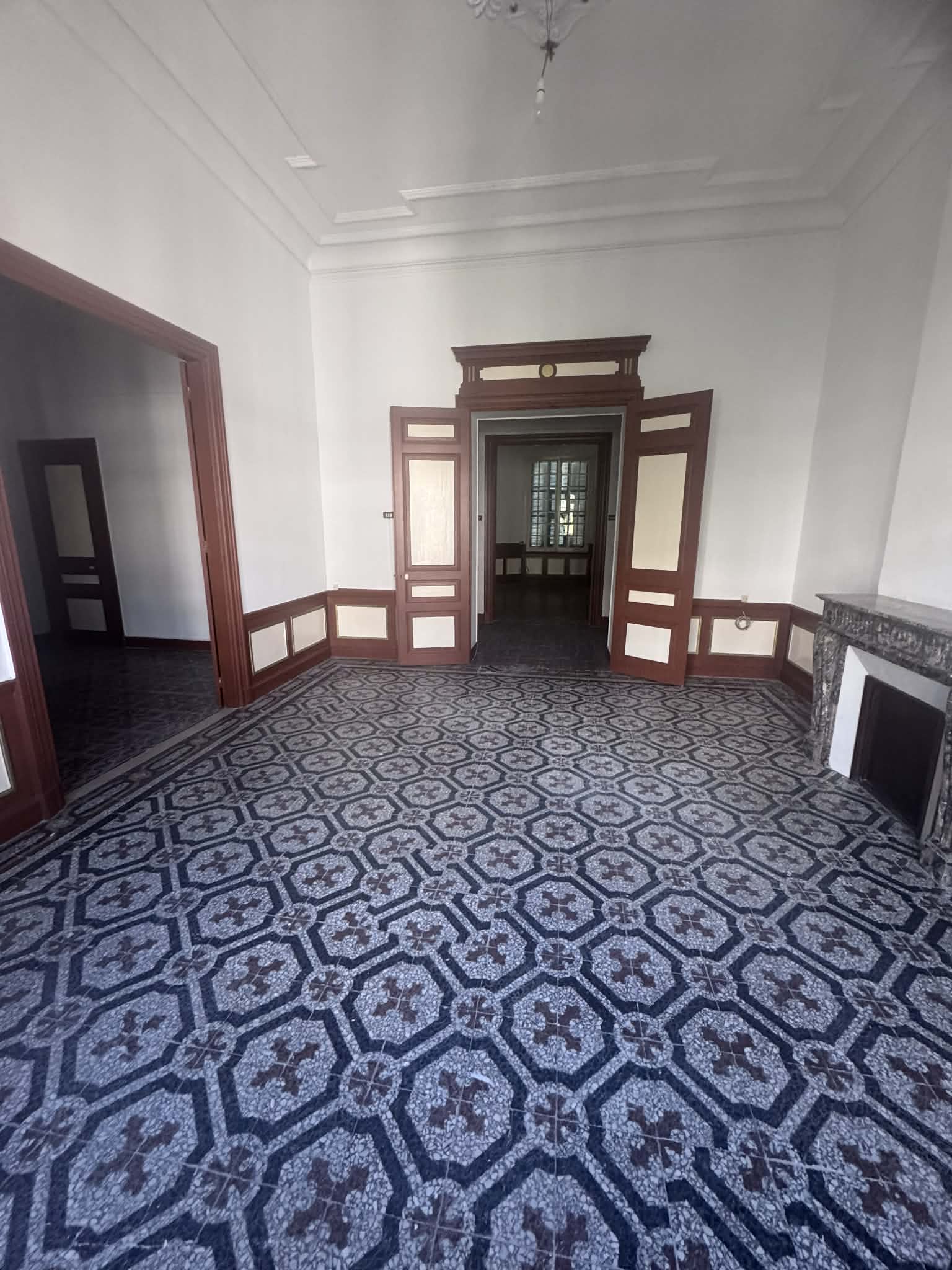 Bab Bhar&nbsp;Bab Bhar&nbsp;Vente&nbsp;Appart. 5 pi�ces+&nbsp;Un grand appartement � rue d'angleterre