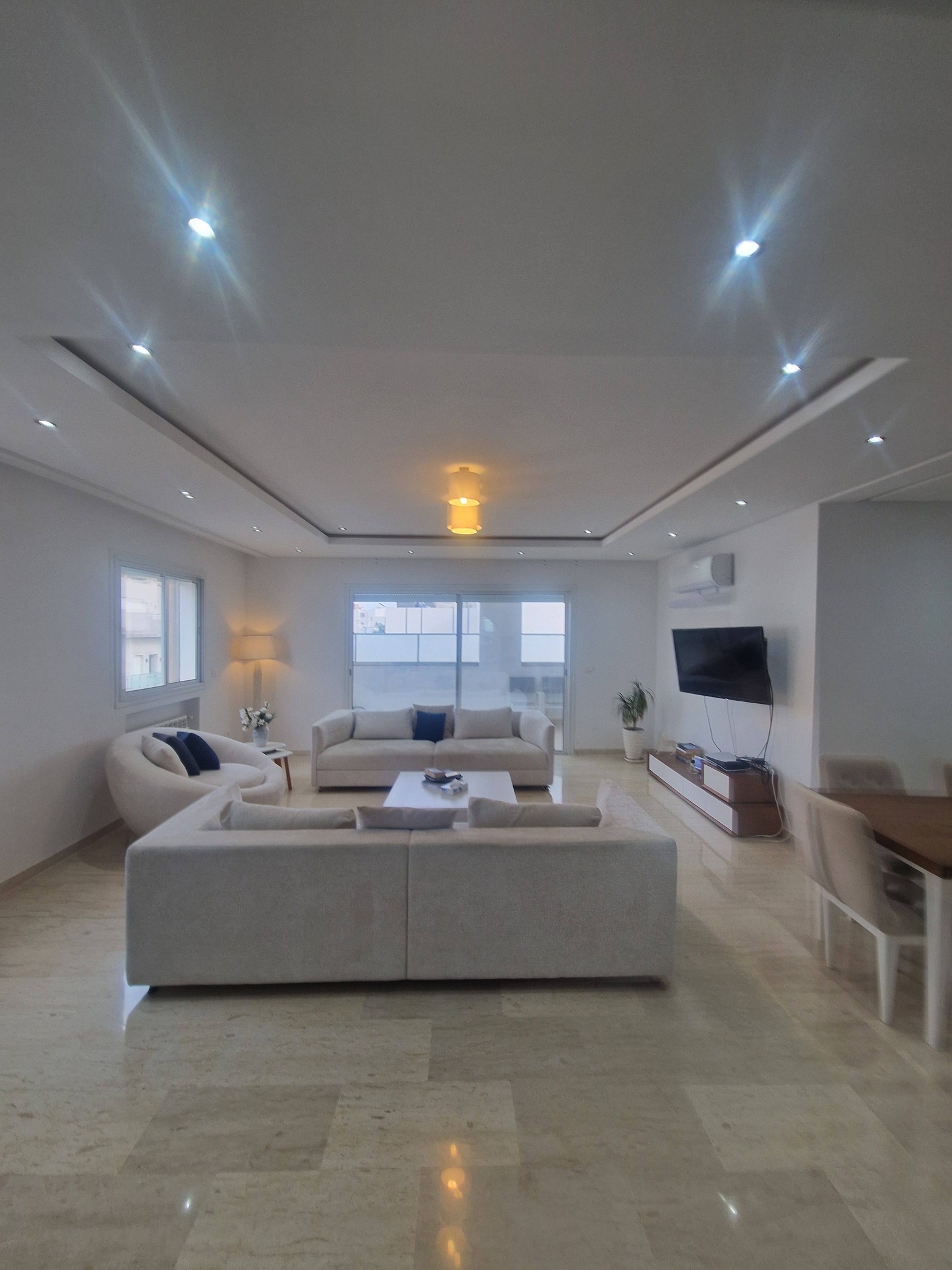 Mnihla&nbsp;Jardins d'el Menzah&nbsp;Location&nbsp;Appart. 5 pi�ces+&nbsp;�tage de villa s4 dont une suite parentale