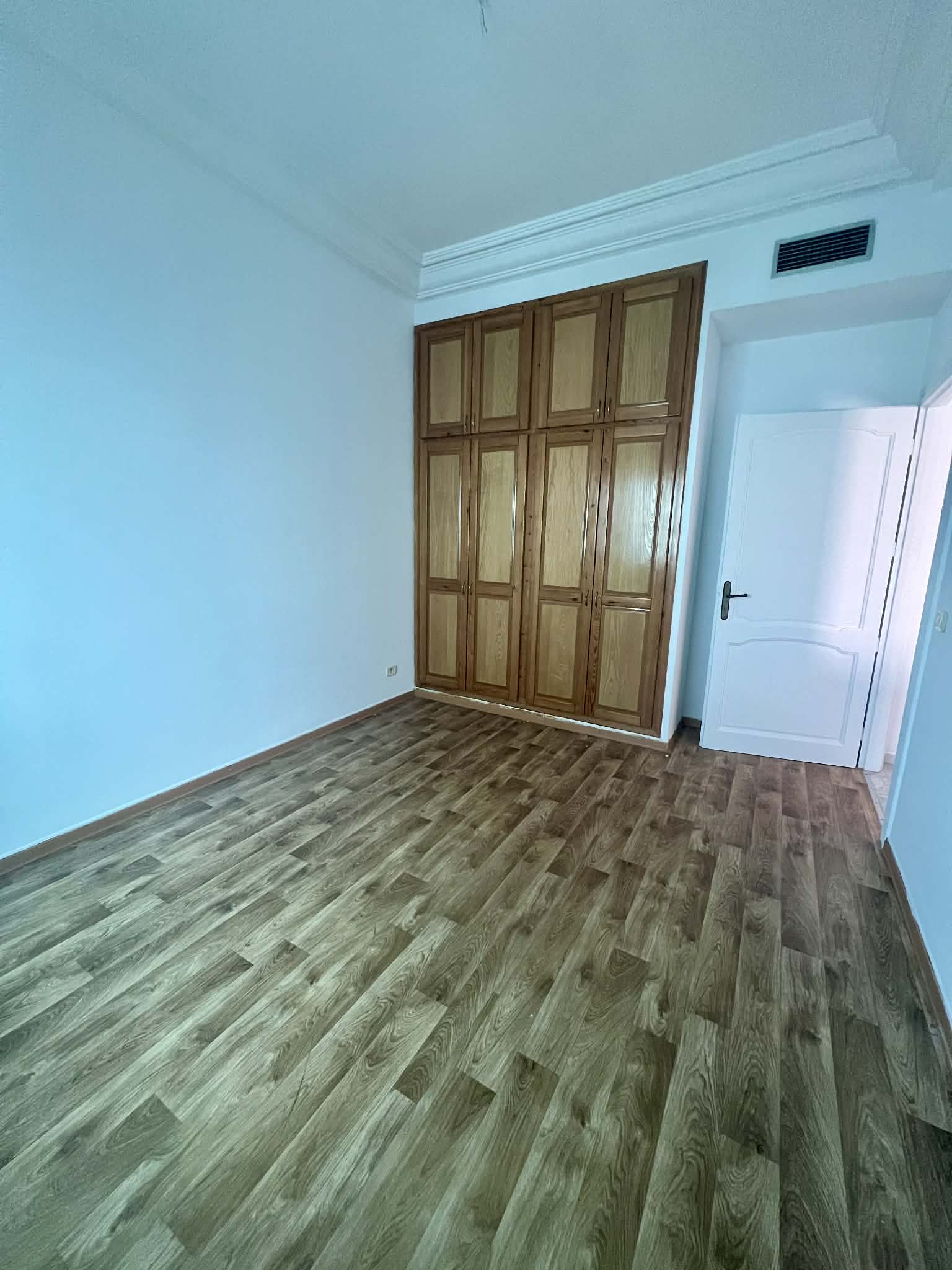 La Marsa&nbsp;Berge Du Lac&nbsp;Location&nbsp;Appart. 2 pi�ces&nbsp;Bureau open space et une pi�ce au lac 1