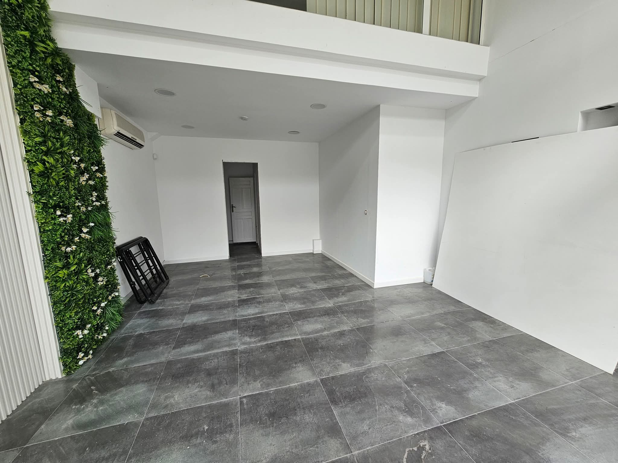 La Marsa&nbsp;Berge Du Lac&nbsp;Bureaux & Commerces&nbsp;Surfaces&nbsp;Local commercial bureautique 3000d lac 2