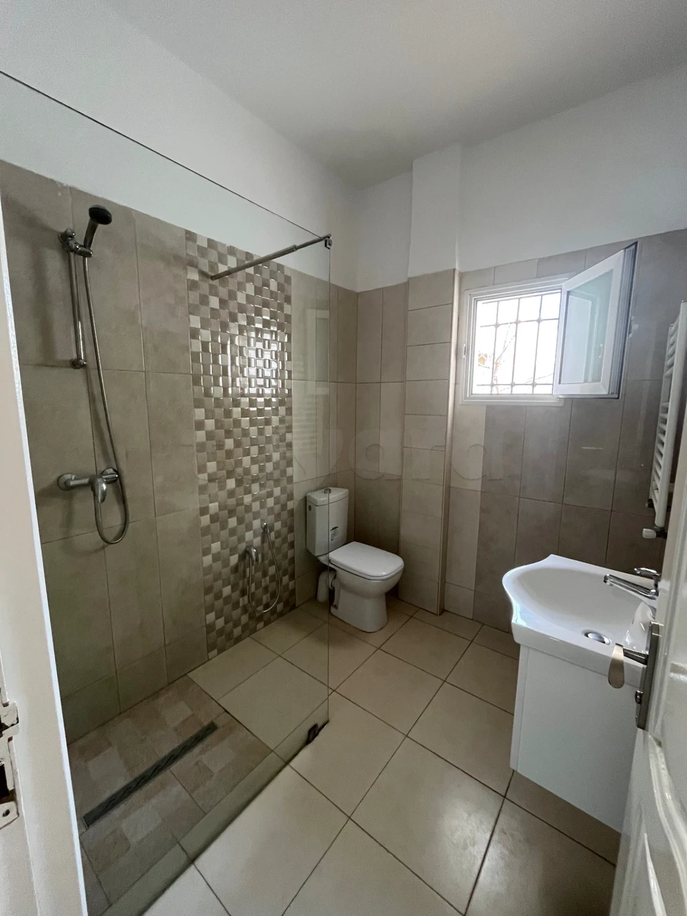 Ain Zaghouan&nbsp;Ain Zaghouan&nbsp;Location&nbsp;Appart. 1 pi�ce&nbsp;S plus 1 propre avec terasse