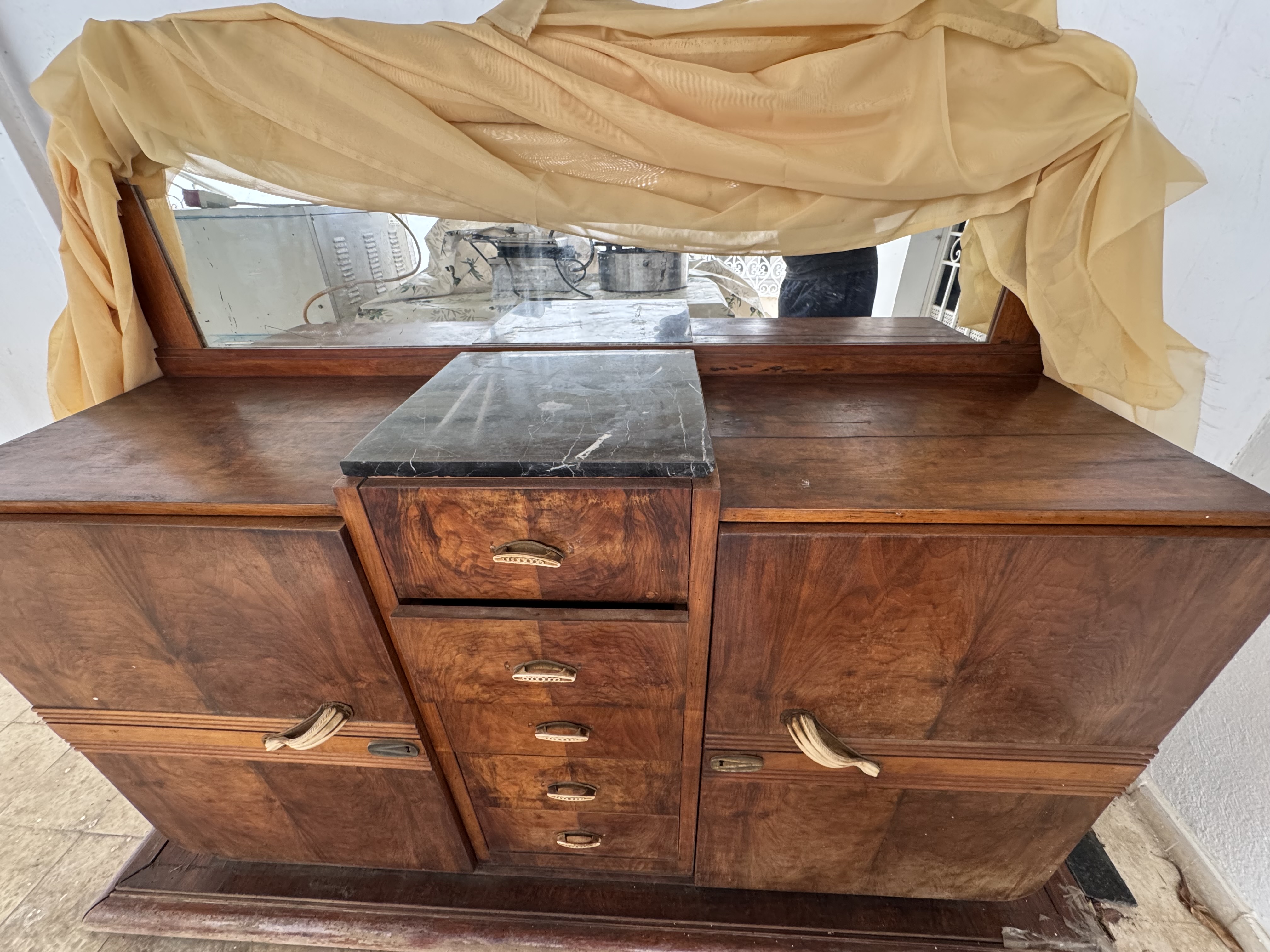 Ariana Ville&nbsp;El Menzah 5&nbsp;Salon - Salle � manger &nbsp;Salle � manger&nbsp;Lot de meubles anciens en bois massif