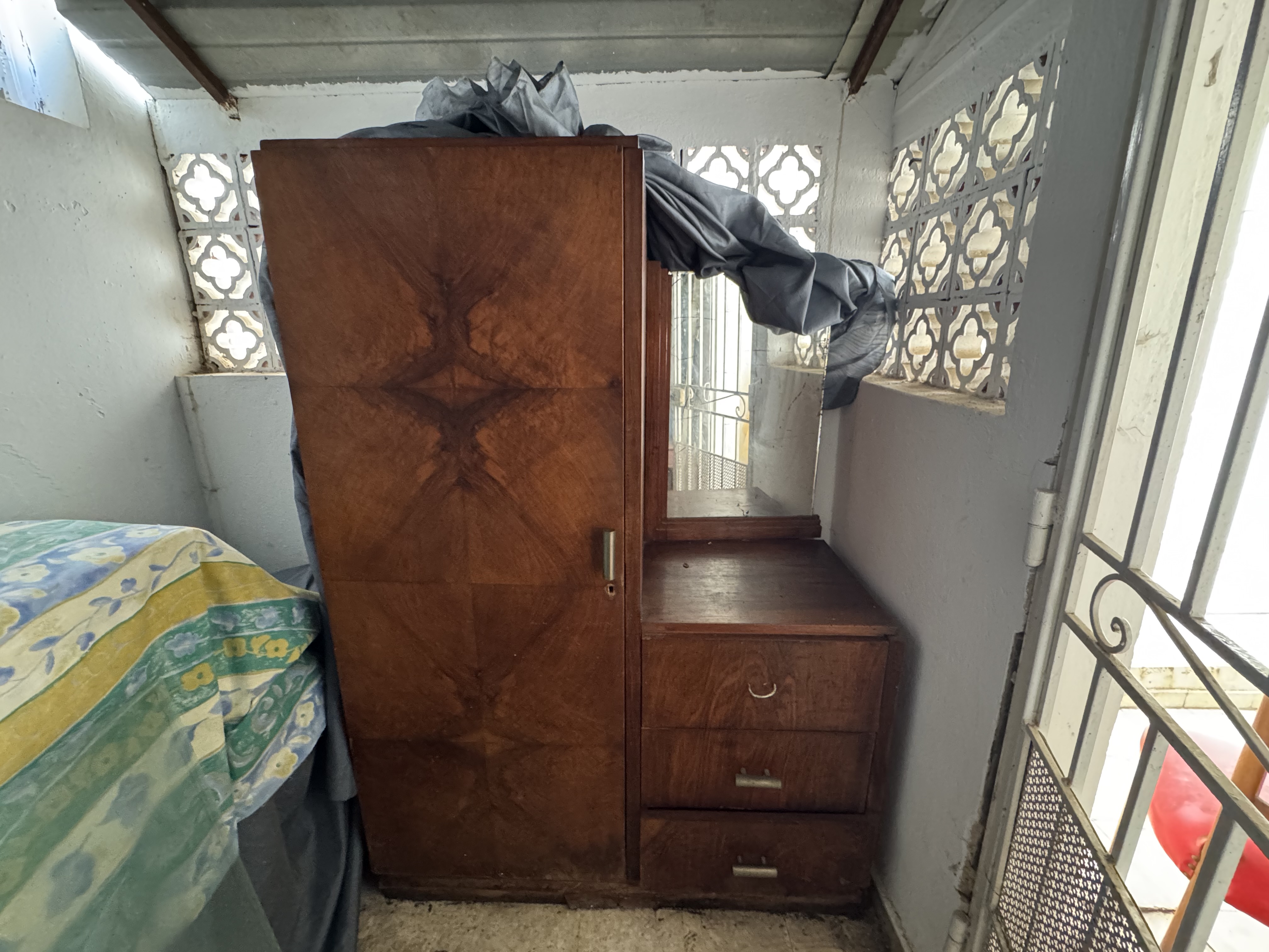 Ariana Ville&nbsp;El Menzah 5&nbsp;Salon - Salle � manger &nbsp;Salle � manger&nbsp;Lot de meubles anciens en bois massif