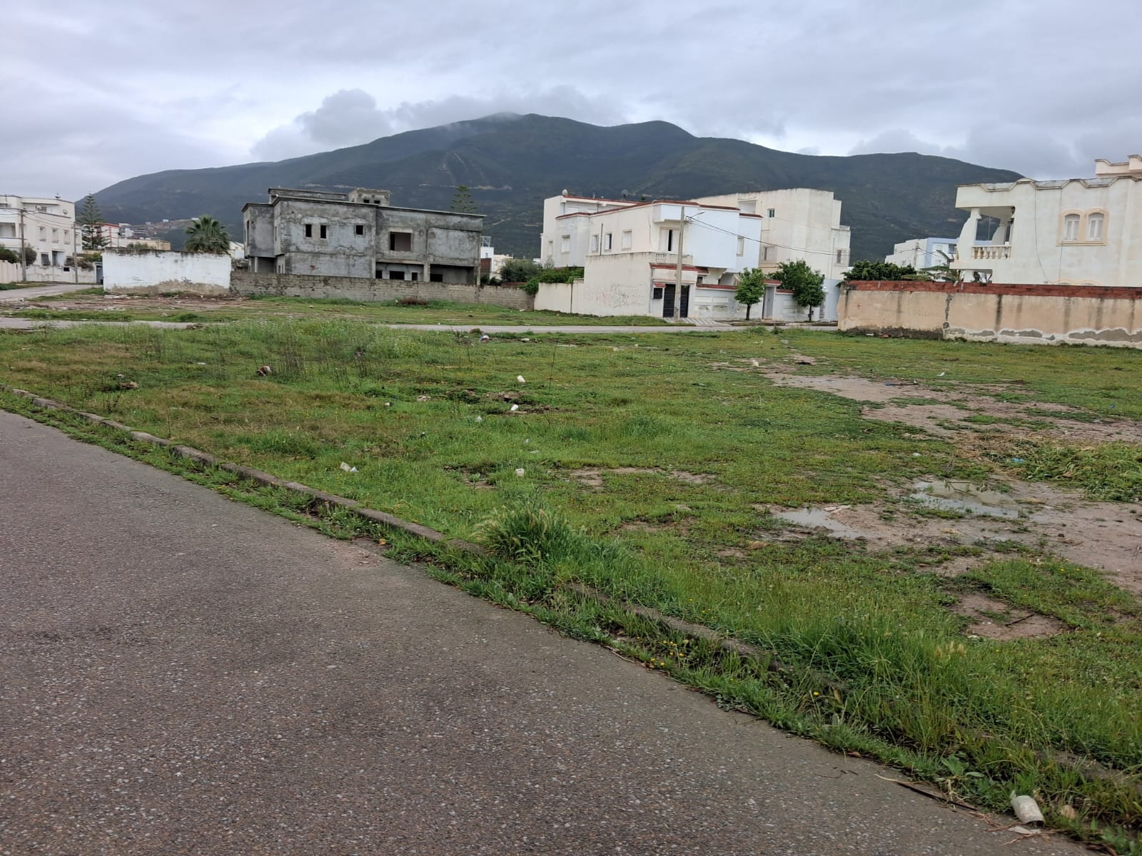 Hammam Chatt&nbsp;Hammam Chatt&nbsp;Terrain&nbsp;Terrain nu&nbsp;Gps terrain  hnia vibilis� avec titre foncier
