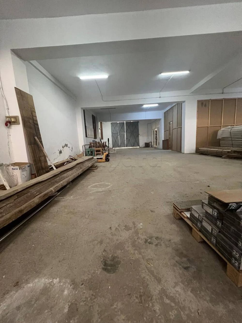 Ariana Ville&nbsp;Ariana&nbsp;Bureaux & Commerces&nbsp;Atelier,Garage&nbsp;Local industriel � ariana c�t� rondpoint escale