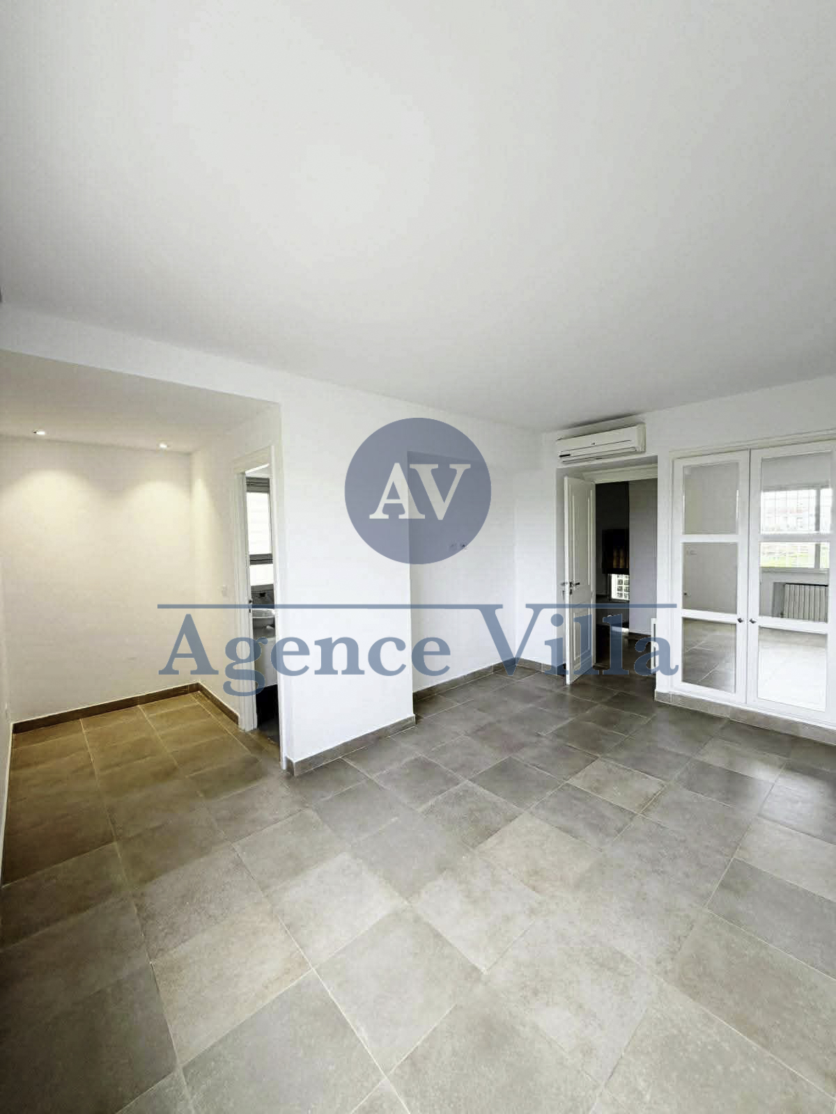 La Marsa&nbsp;Marsa Ennassim&nbsp;Location&nbsp;Appart. 5 pi�ces+&nbsp;Charmante villa jumel�e avec piscine � la marsa