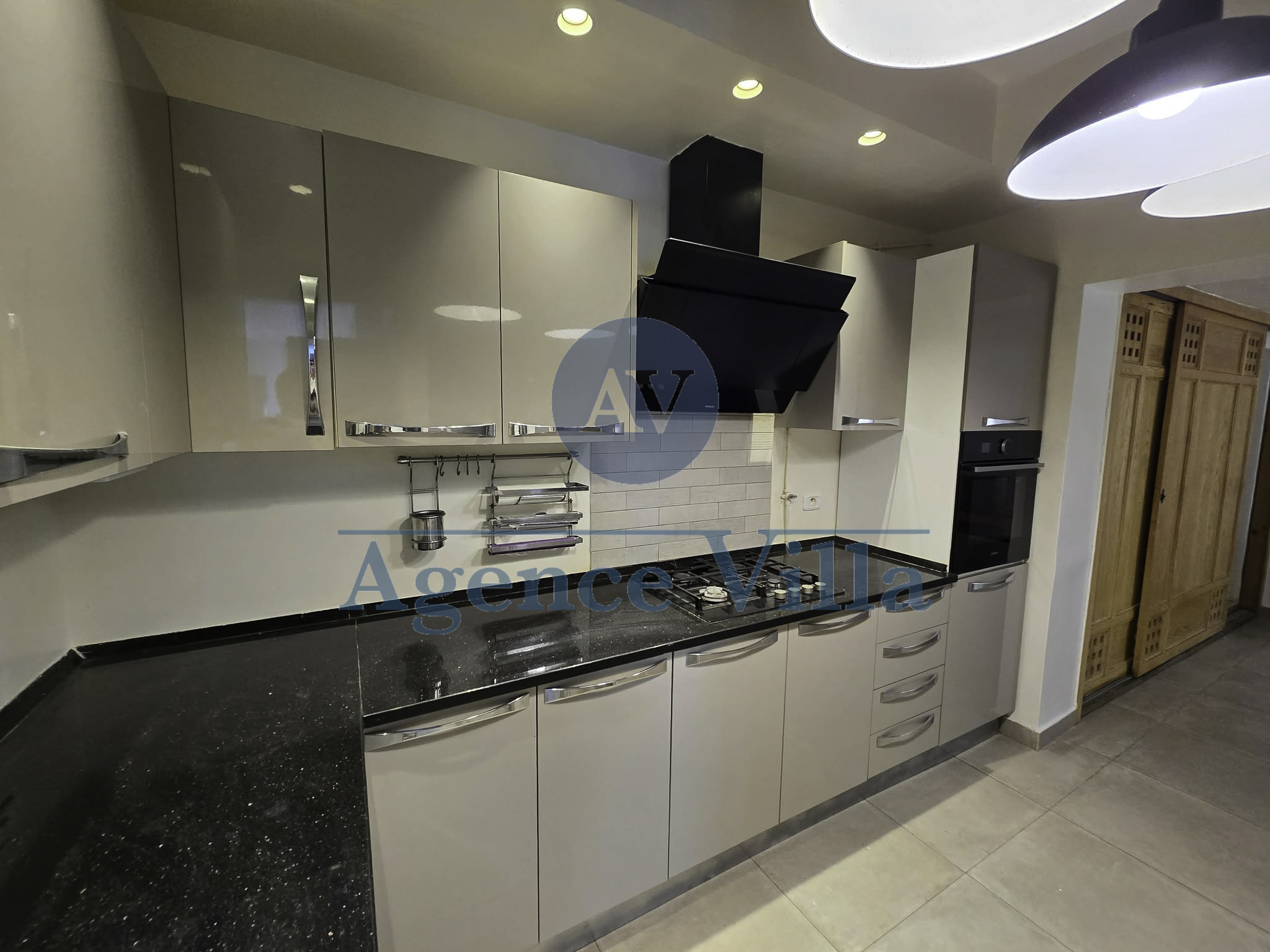 La Marsa&nbsp;Marsa Ennassim&nbsp;Location&nbsp;Appart. 5 pi�ces+&nbsp;Charmante villa jumel�e avec piscine � la marsa