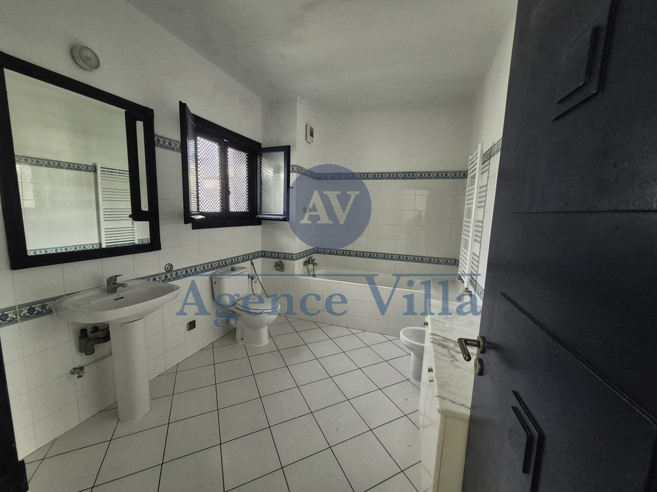 La Marsa&nbsp;Gammart&nbsp;Location&nbsp;Appart. 4 pi�ces&nbsp;Duplex s3 � golden gammarth