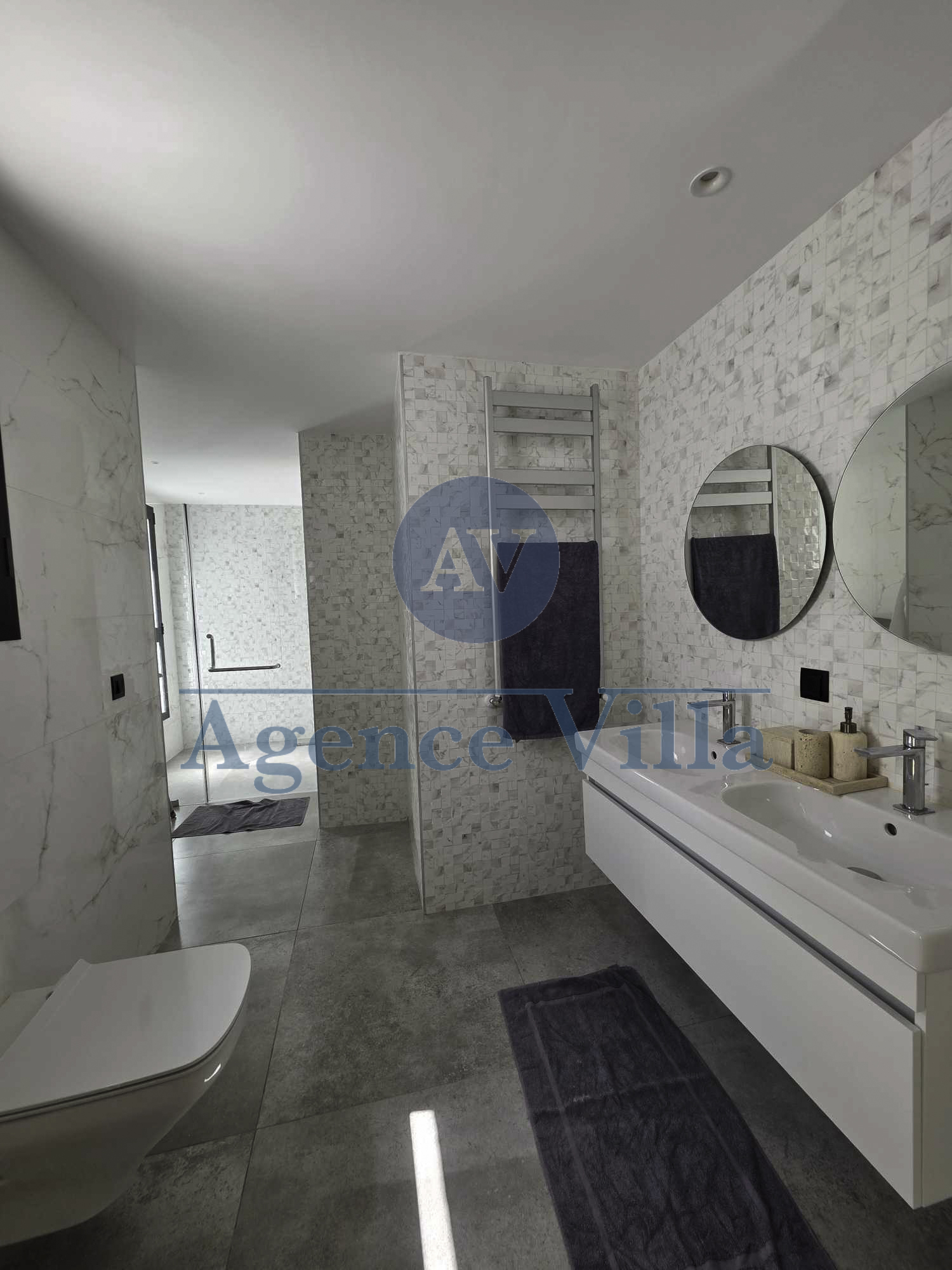 La Marsa&nbsp;Gammart&nbsp;Location&nbsp;Appart. 5 pi�ces+&nbsp;Un triplex haut standing avec piscine suspendue