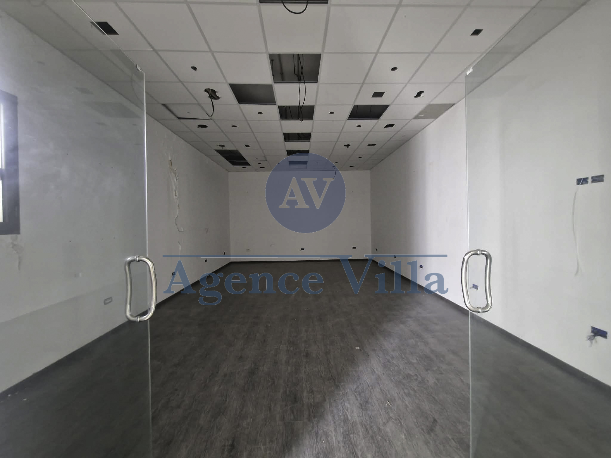 La Marsa&nbsp;Berge Du Lac&nbsp;Location&nbsp;Appart. 4 pi�ces&nbsp;Local industriel ou commercial au lac 3