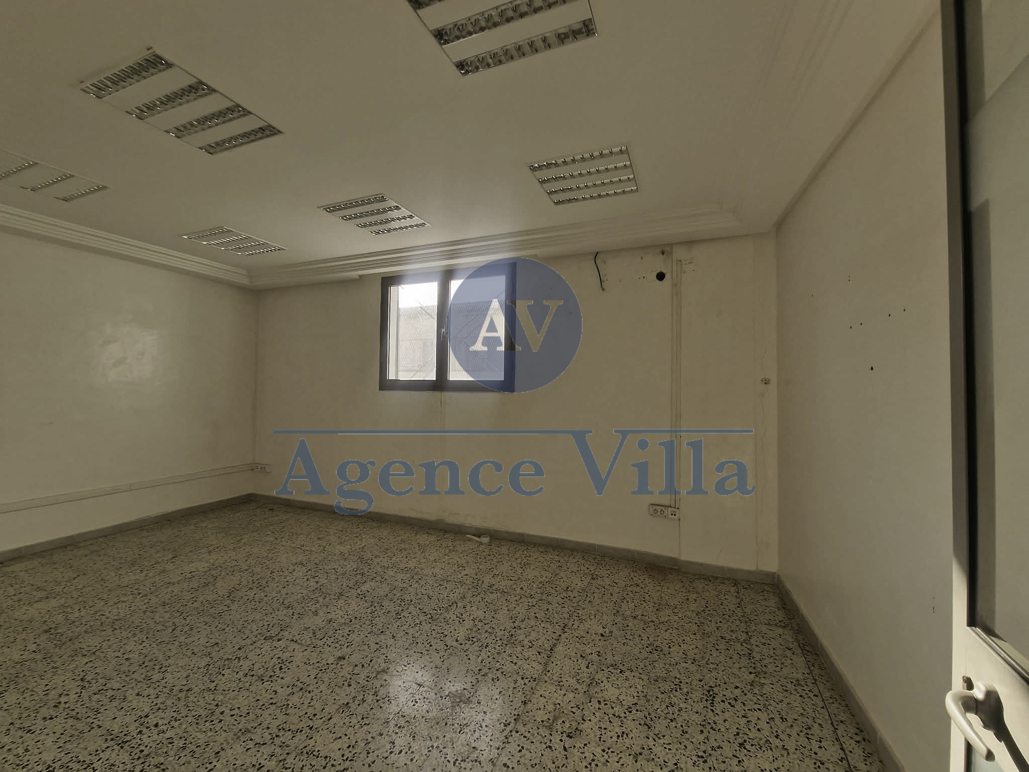 La Marsa&nbsp;Berge Du Lac&nbsp;Location&nbsp;Appart. 4 pi�ces&nbsp;Local industriel ou commercial au lac 3