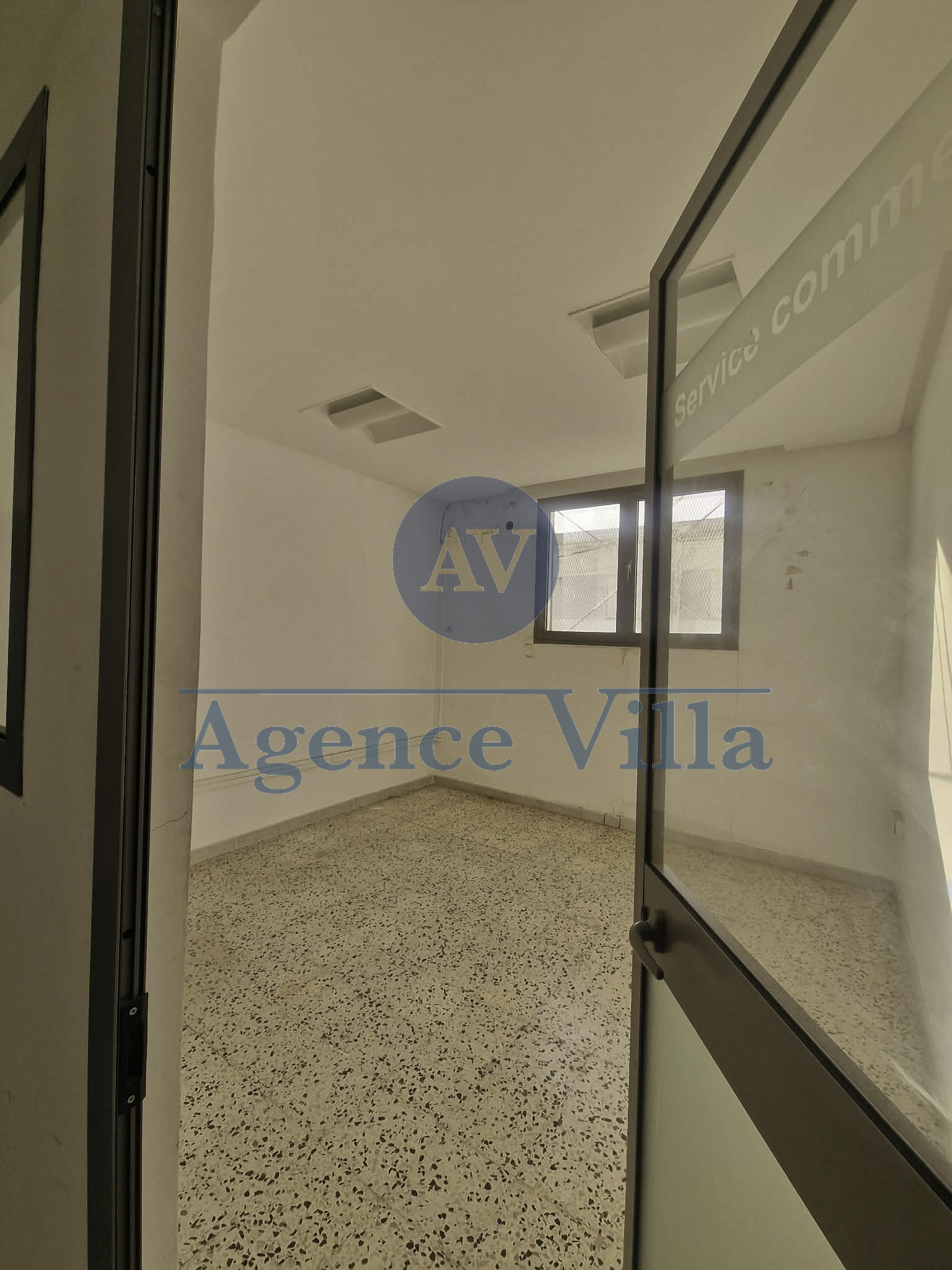 La Marsa&nbsp;Berge Du Lac&nbsp;Location&nbsp;Appart. 4 pi�ces&nbsp;Local industriel ou commercial au lac 3