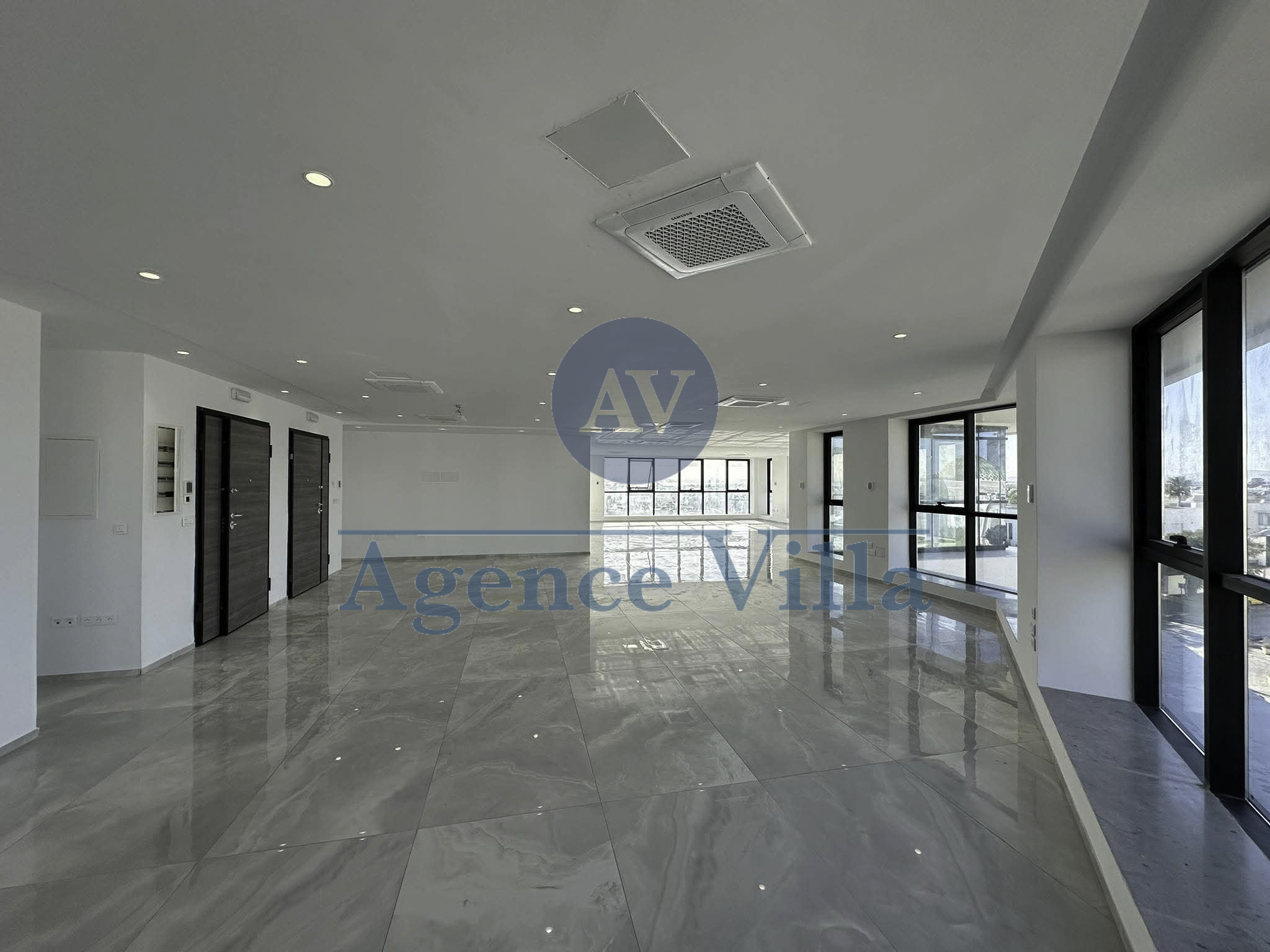 La Marsa&nbsp;Berge Du Lac&nbsp;Location&nbsp;Appart. 3 pi�ces&nbsp;Local commercial avec vitrine au lac