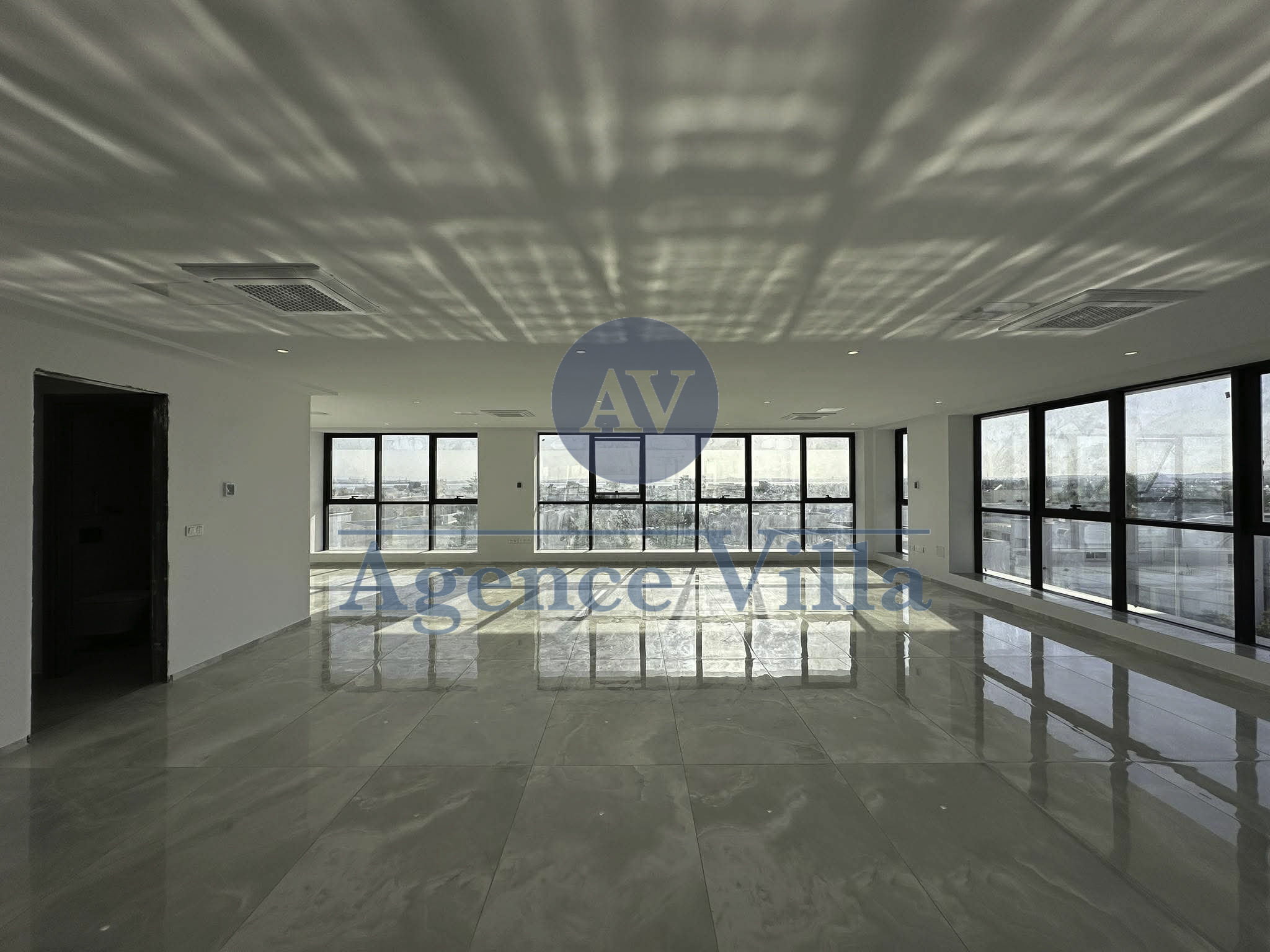 La Marsa&nbsp;Berge Du Lac&nbsp;Location&nbsp;Appart. 3 pi�ces&nbsp;Local commercial avec vitrine au lac