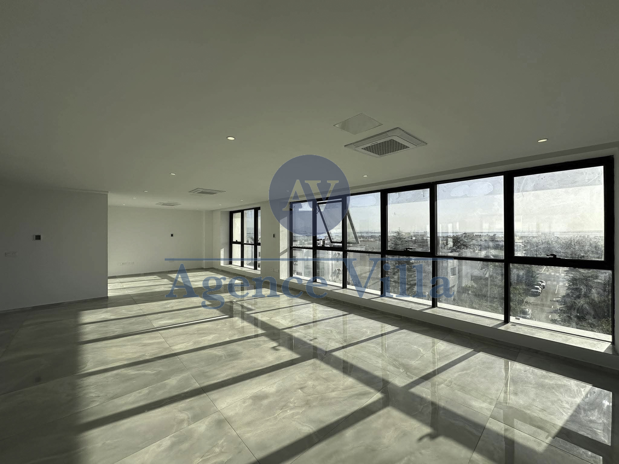 La Marsa&nbsp;Berge Du Lac&nbsp;Location&nbsp;Appart. 3 pi�ces&nbsp;Local commercial avec vitrine au lac