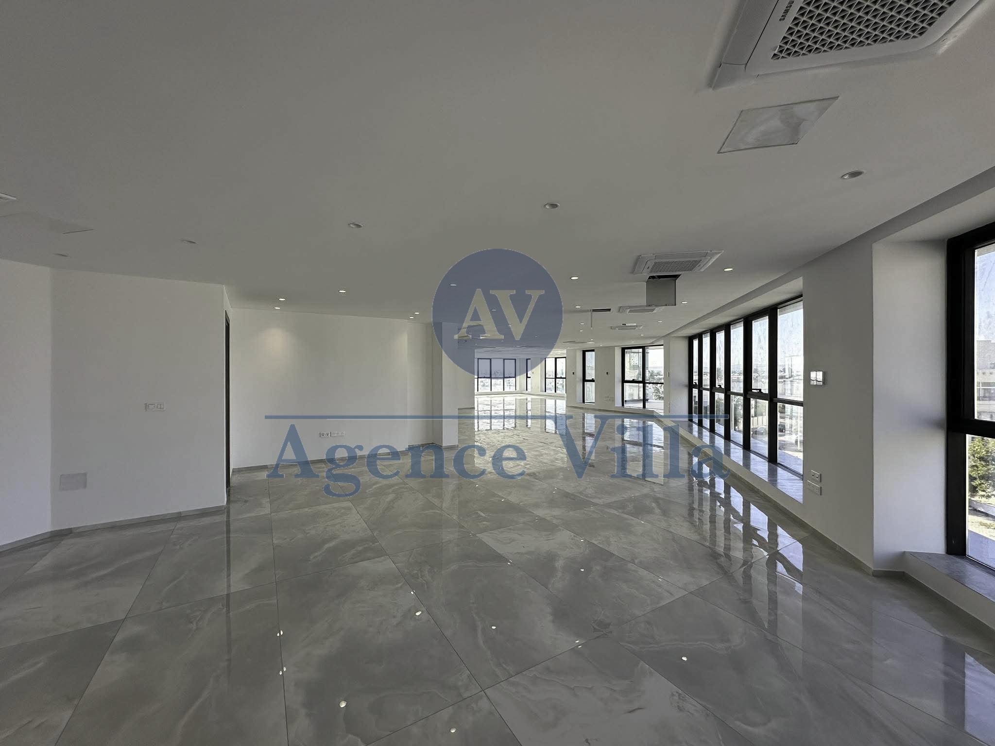 La Marsa&nbsp;Berge Du Lac&nbsp;Location&nbsp;Appart. 3 pi�ces&nbsp;Local commercial avec vitrine au lac