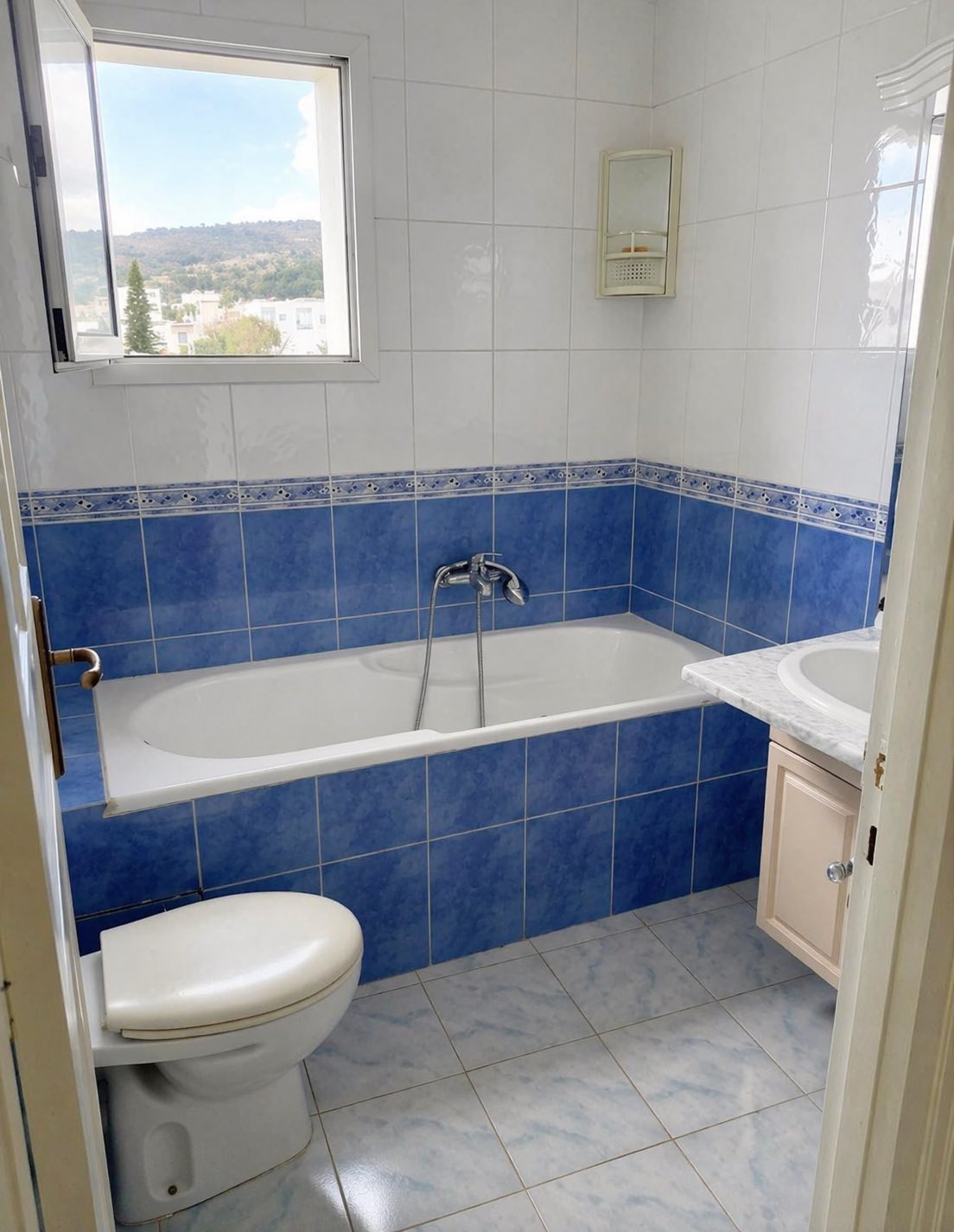 Ariana Ville&nbsp;Riadh Landlous&nbsp;Location&nbsp;Appart. 5 pi�ces+&nbsp;Riadh el andalous spacieux appt s3 bien situ�