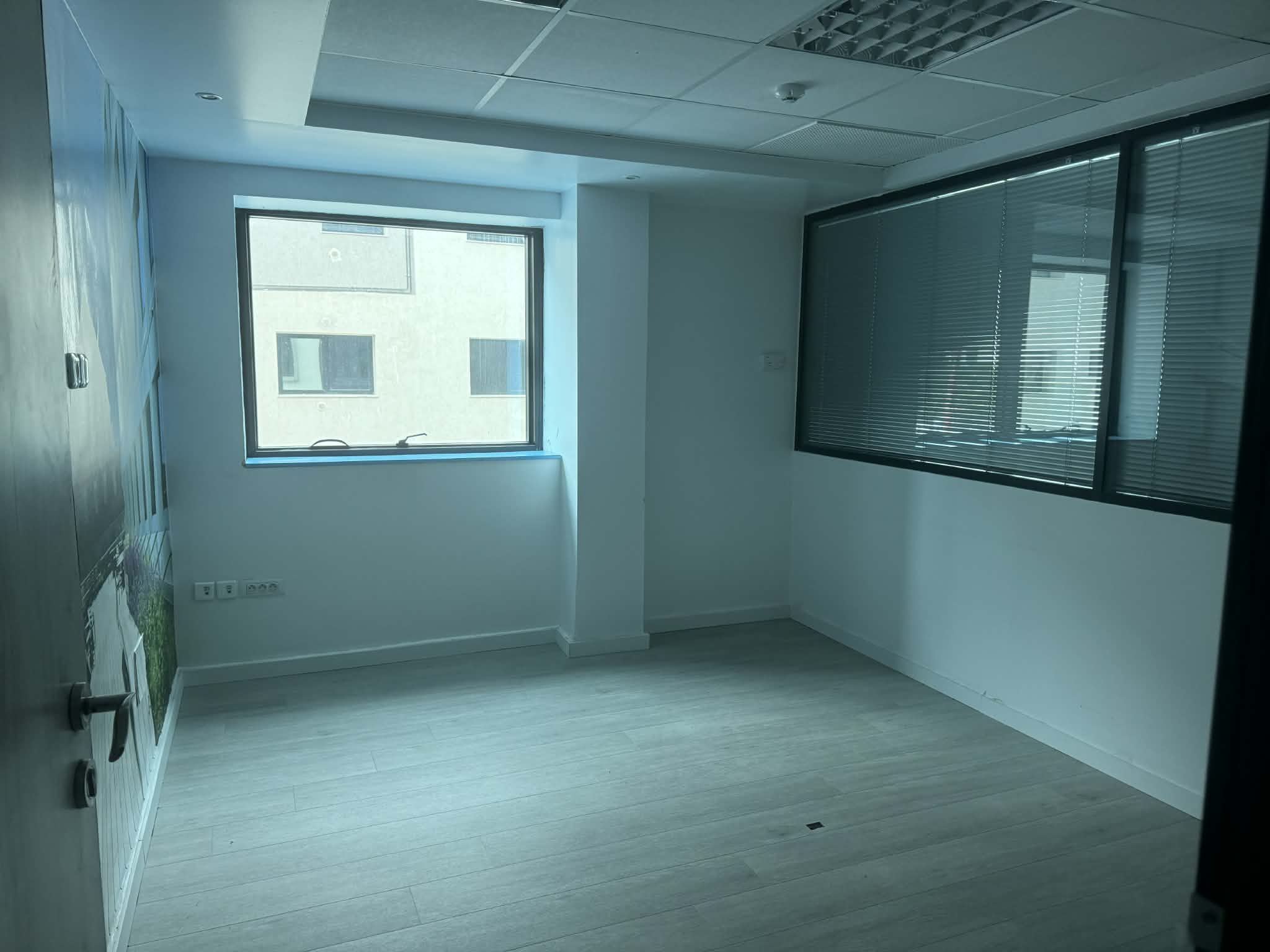 El Kram&nbsp;Le Kram&nbsp;Bureaux & Commerces&nbsp;Bureau&nbsp;Super bureau hall plus 5 au lac 3 kram