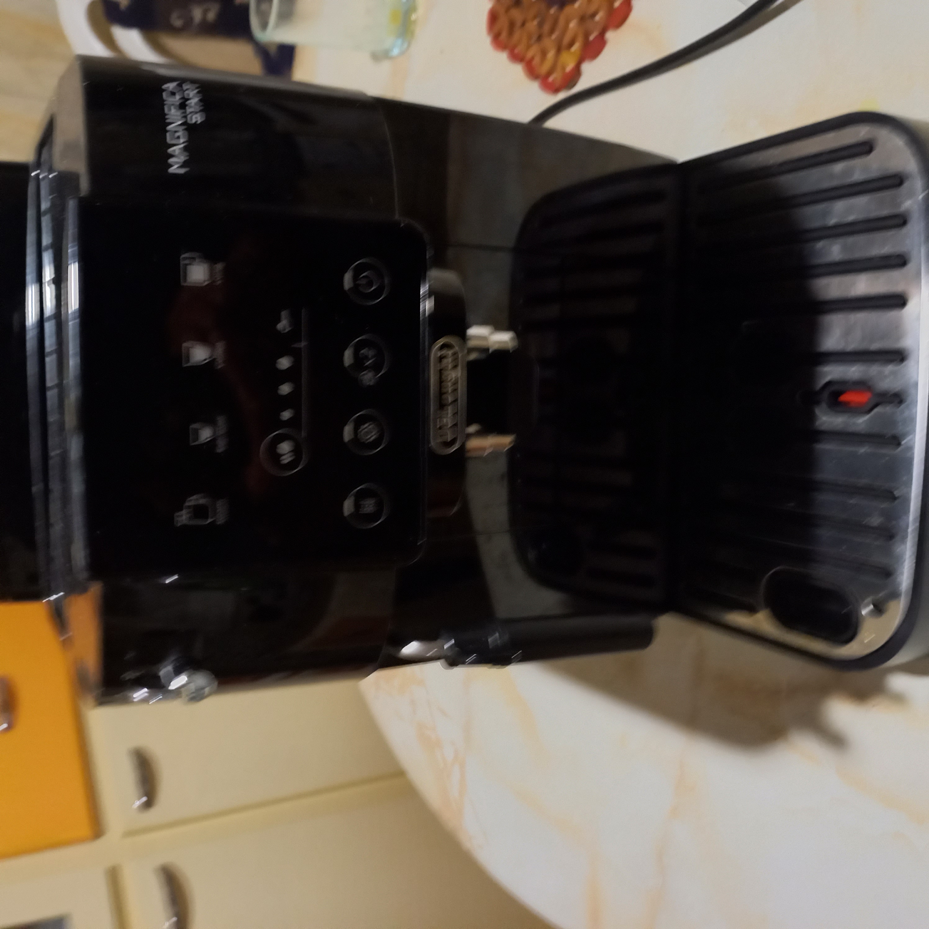 Ezzahra&nbsp;Cite Mrad 1&nbsp;Autre&nbsp;Autre&nbsp;Machine � caf� delongui