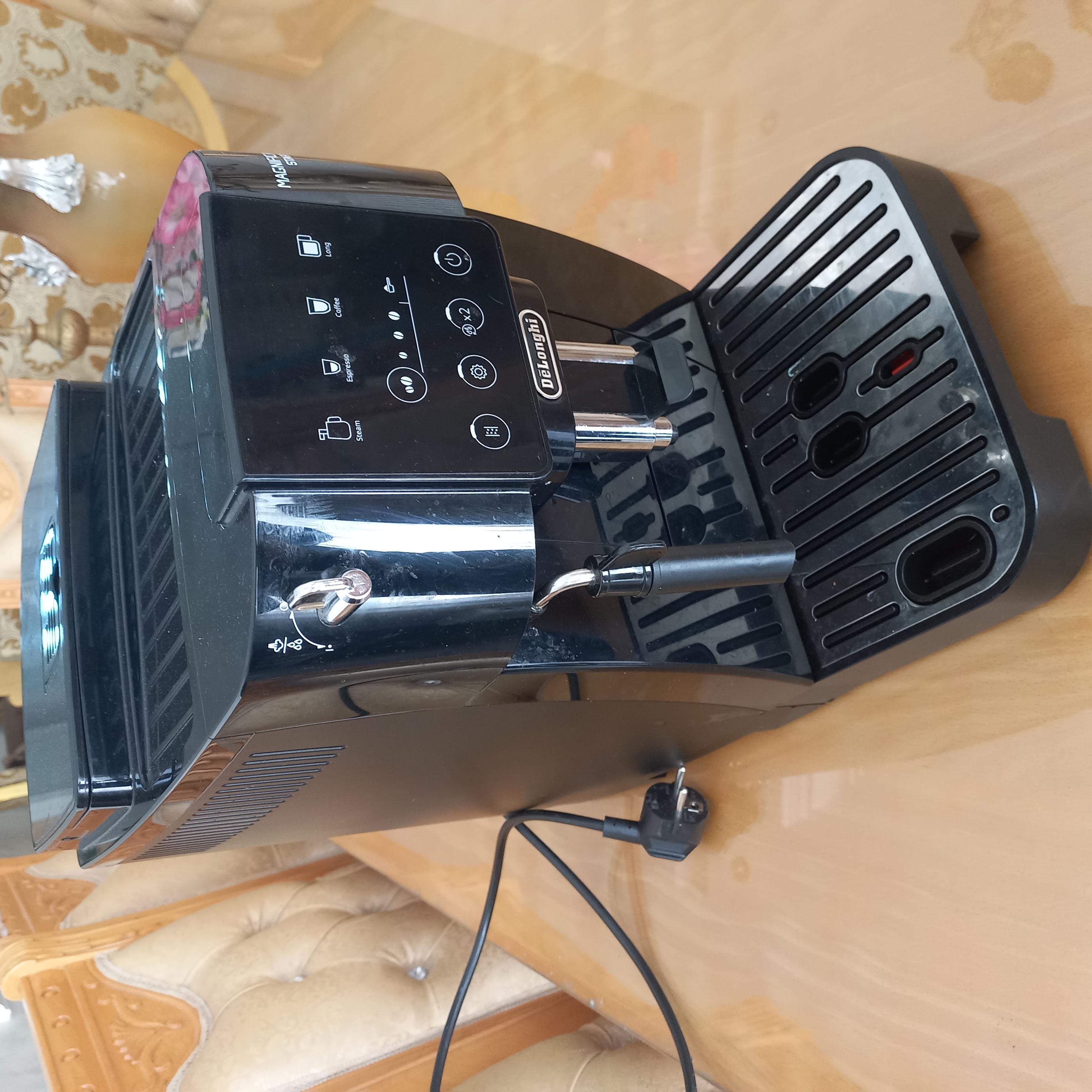 Ezzahra&nbsp;Cite Mrad 1&nbsp;Autre&nbsp;Autre&nbsp;Machine � caf� delongui