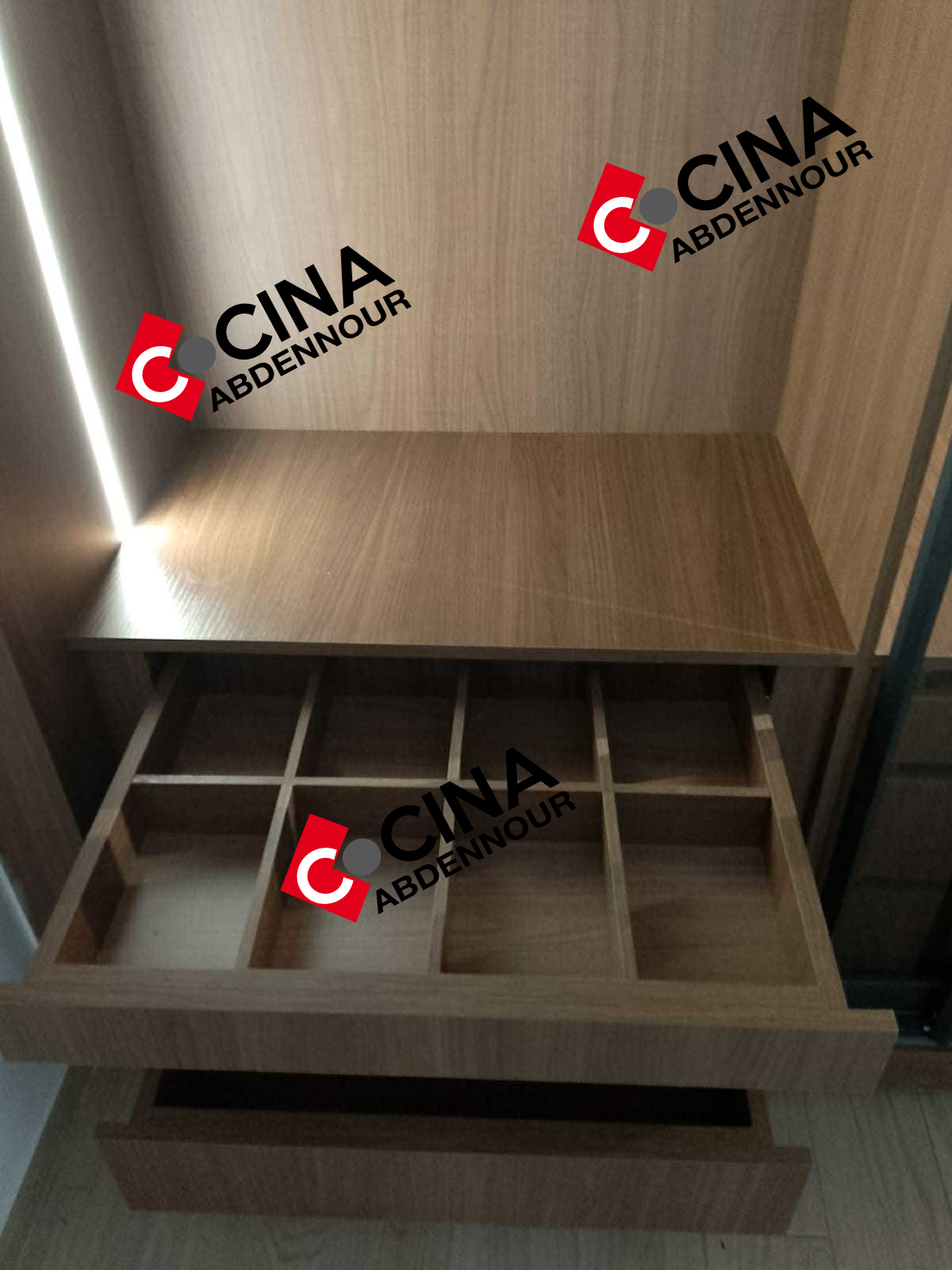 La Soukra&nbsp;Sidi Frej&nbsp;Chambres � coucher&nbsp;Armoires - Dressing&nbsp;Dressing avec cadre alu noir