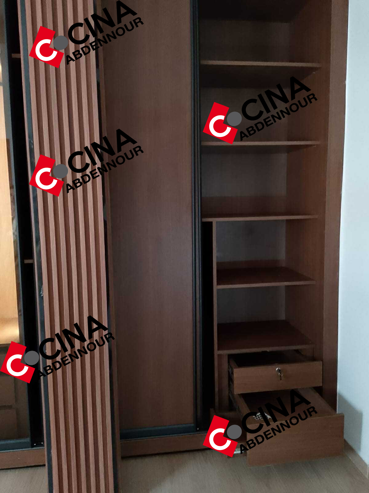 La Soukra&nbsp;Sidi Frej&nbsp;Chambres � coucher&nbsp;Armoires - Dressing&nbsp;Dressing avec cadre alu noir