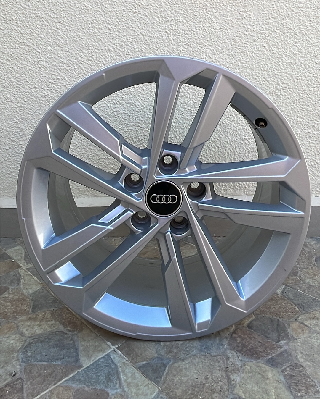 Rades&nbsp;Cite Mohamed Ali&nbsp;Pneus et Jantes&nbsp;Jantes&nbsp;Jantes neuves 17 pouces pour audi