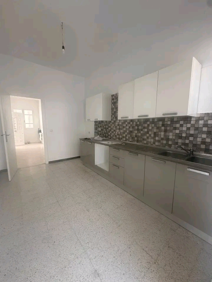 Ariana Ville&nbsp;El Menzah 7&nbsp;Location&nbsp;Appart. 4 pi�ces&nbsp;�tage d'une villa s 3 menzah 7