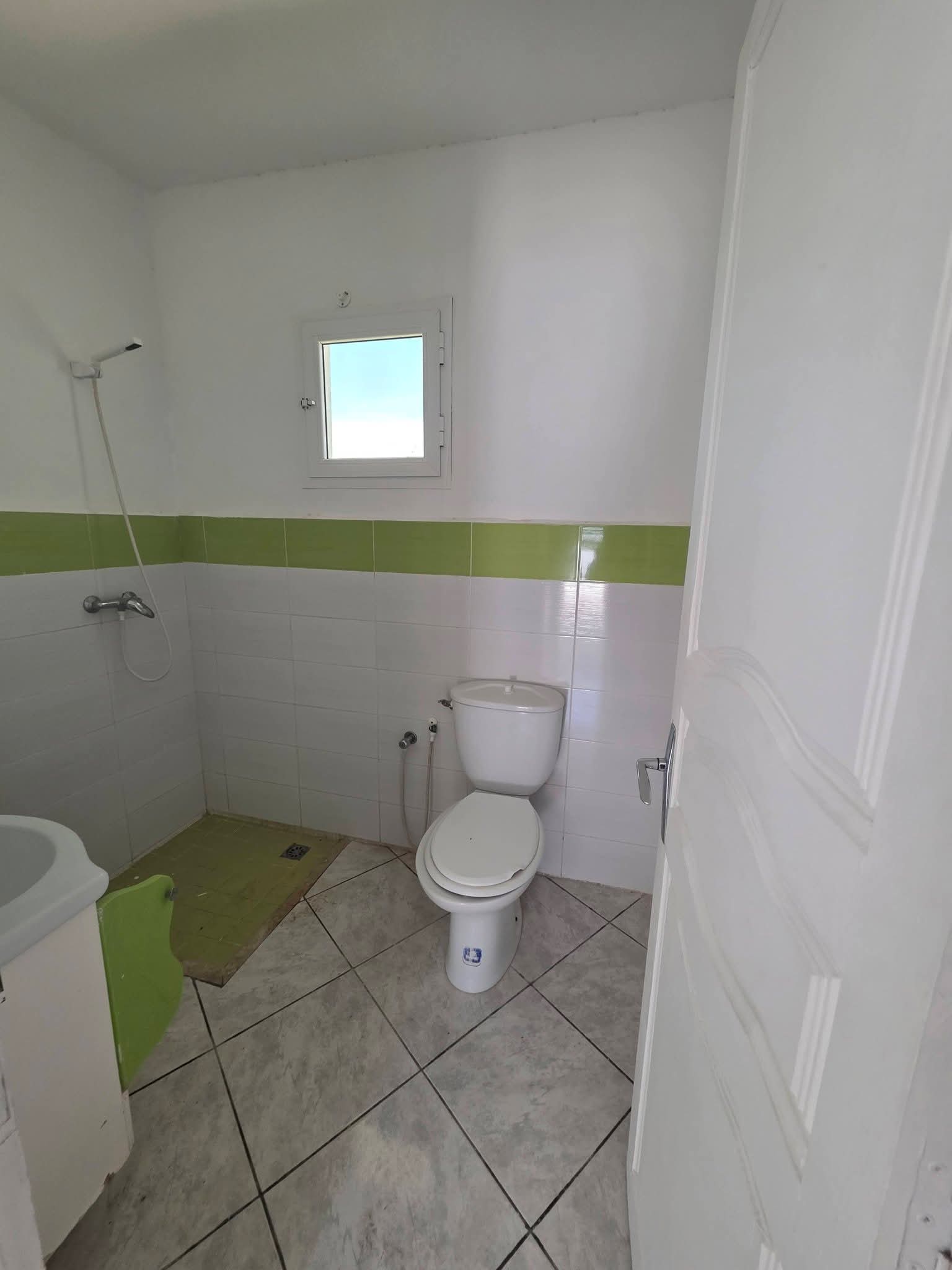 Hammam Chatt&nbsp;Hammam Chatt&nbsp;Location&nbsp;Appart. 3 pi�ces&nbsp;Etage s2 a taher sfar avec garage