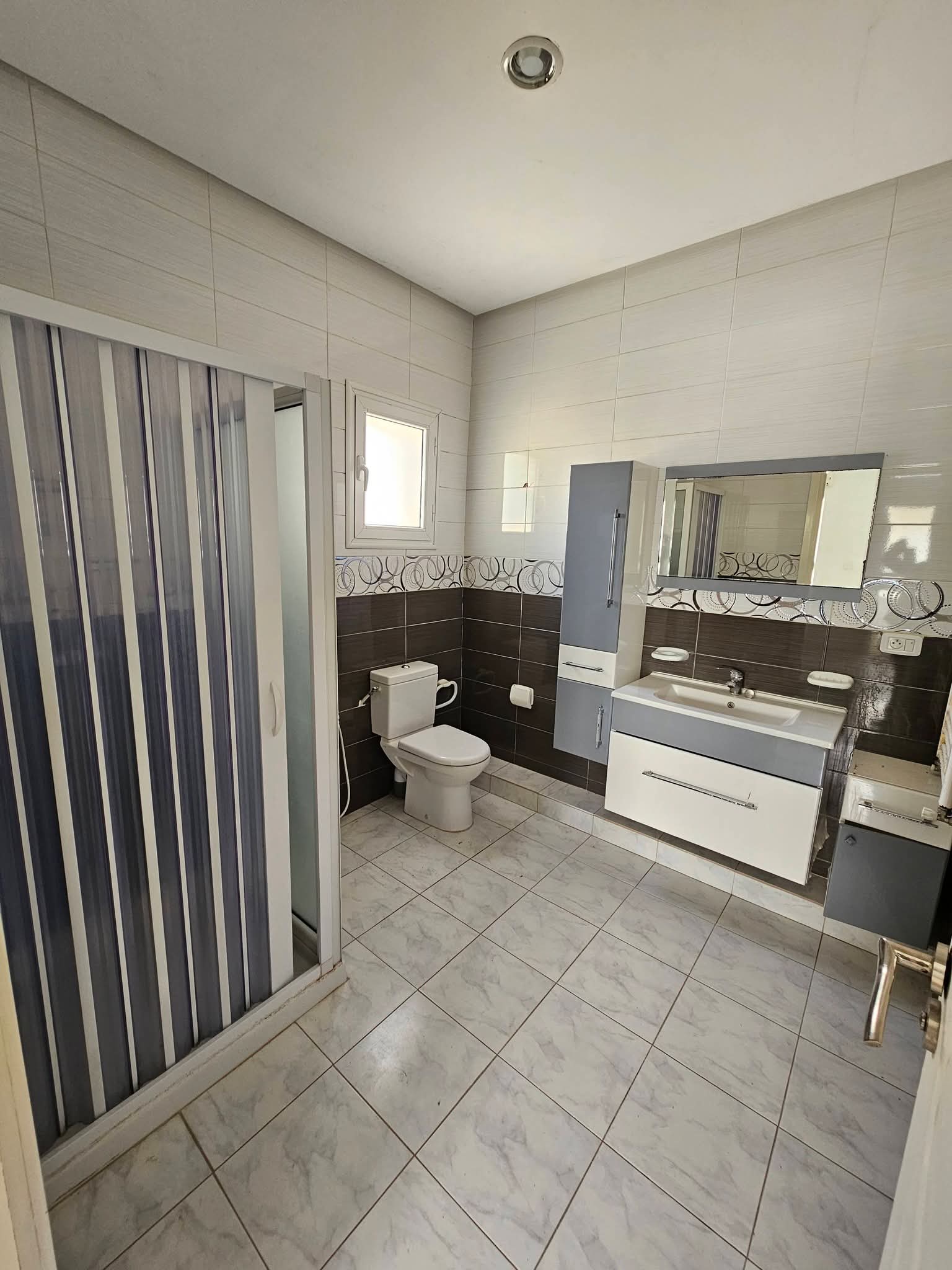 Mnihla&nbsp;Jardins d'el Menzah&nbsp;Location&nbsp;Appart. 5 pi�ces+&nbsp;Etage de villa s4 1650d